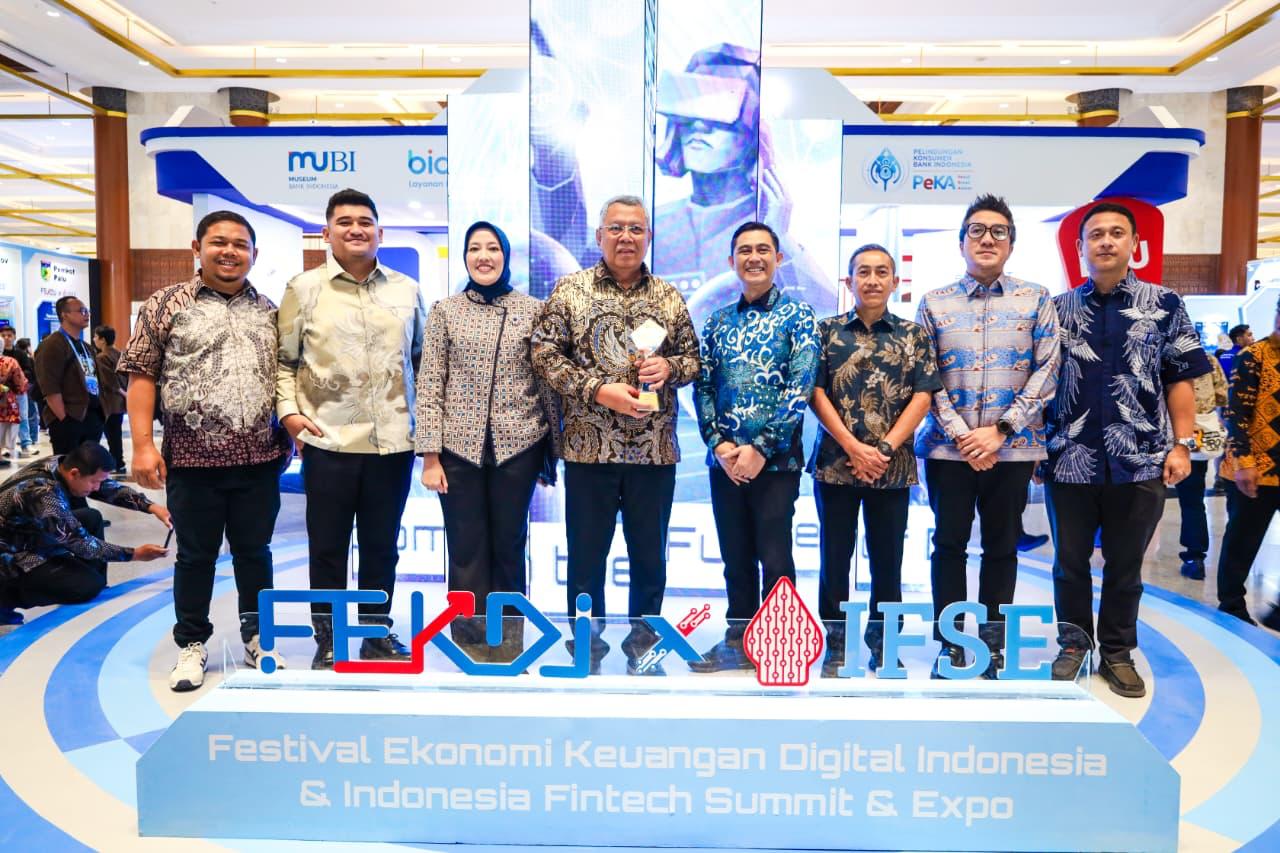 PENGHARGAAN. Wali Kota Tangsel, Benyamin Davnie saat meraih penghargaan Championship TP2DD Kota Terbaik Wilayah Jawa-Bali 2026.