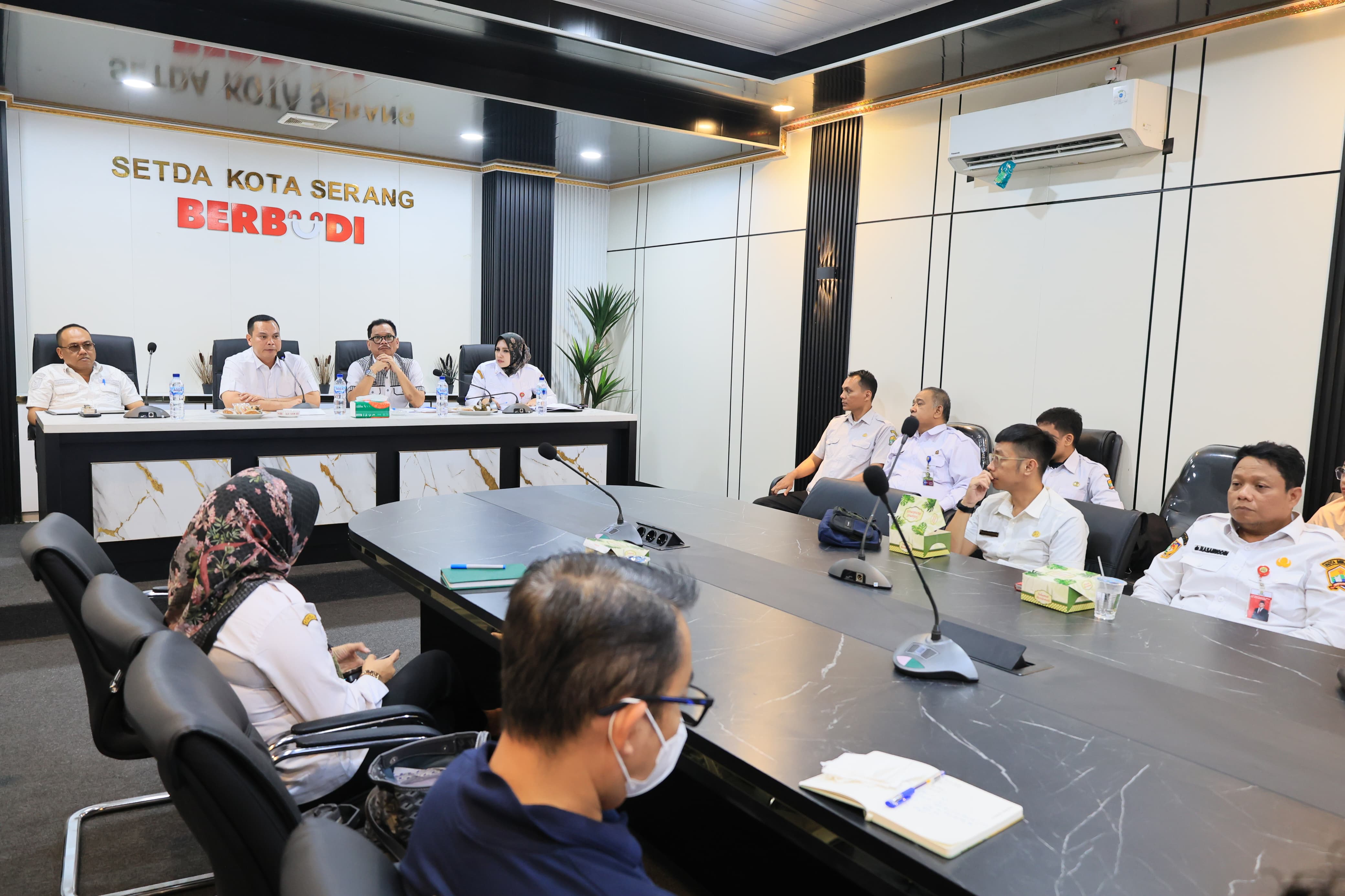 Suasana rapat evaluasi Penyelenggaraan Layanan Serang Siaga 112 di Ruang Rapat Lantai III Sekretariat Daerah (Setda) Kota Serang, Rabu (23/9/2026).(Istimewa)