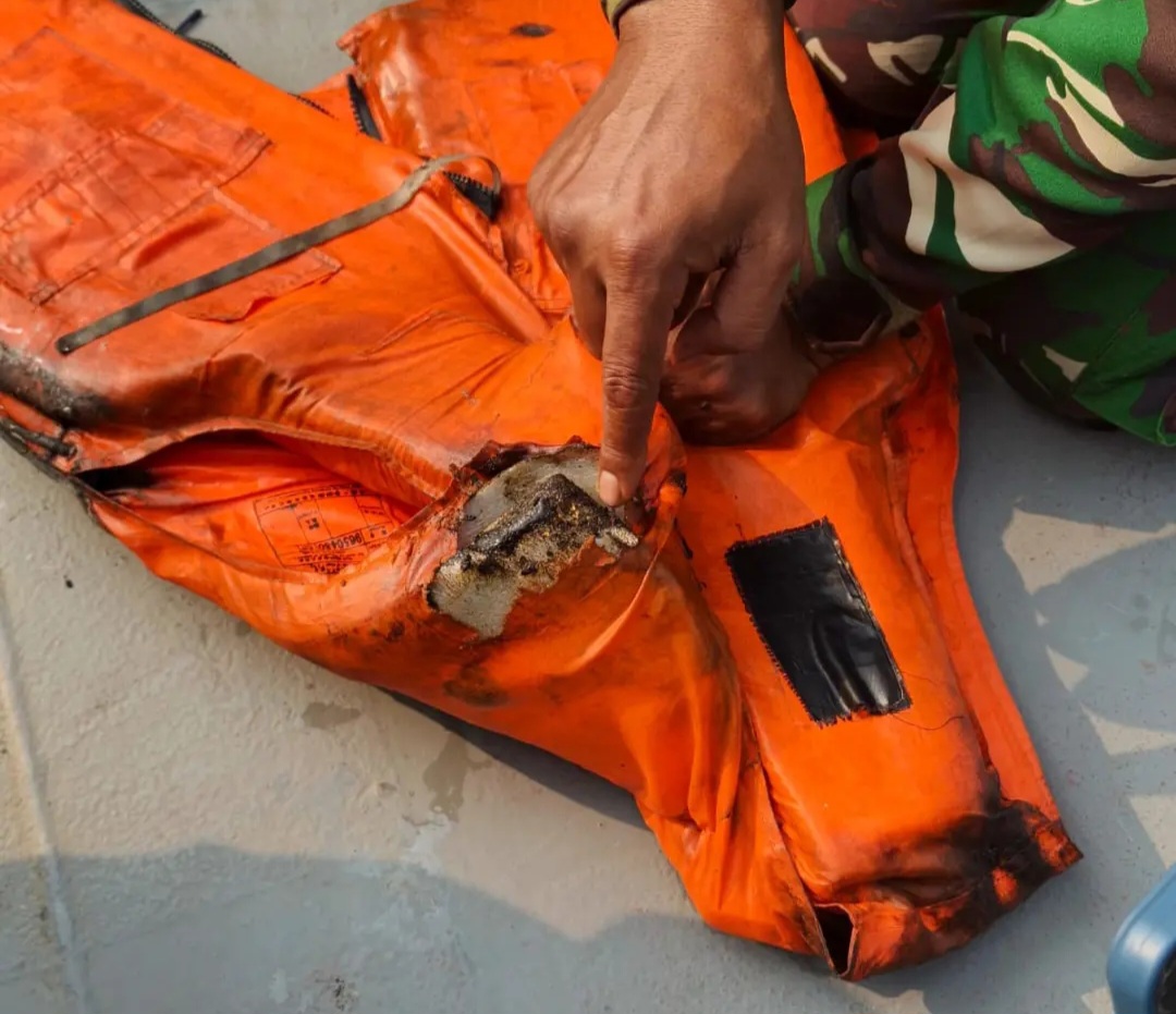 TNI Angkatan Laut (TNI AL) menemukan sebuah life jacket berwarna oranye dan buoy putih saat menyisir perairan di sekitar Anyer, Banten. Foto : Ist