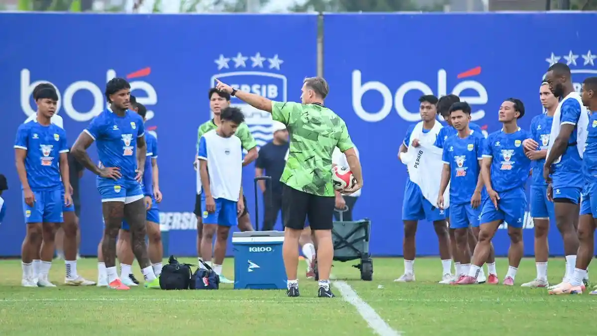 Pelatih Persib Igor Tolic dan dkuad Persib. Foto : Ist