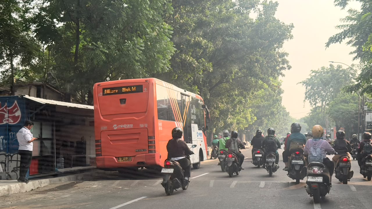 TransJakarta rute 8E yang melayani perjalanan Bintaro-Blok M. Foto : Karen Putri