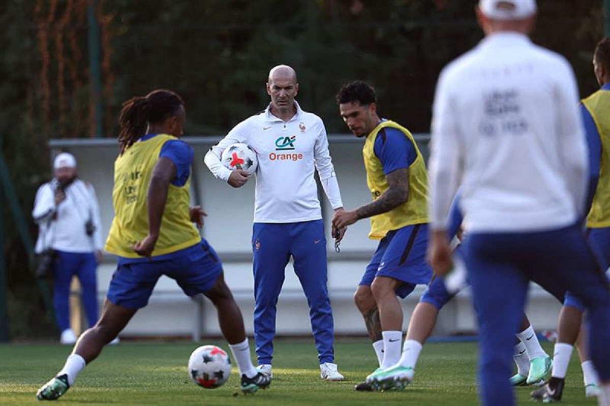 Pelatih Prancis saat mengawasi latihan Mbappe cs. Foto : Ist