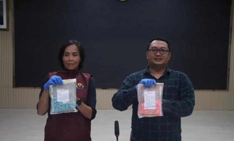 BARANG BUKTI - Kasi Humas Polres Tangsel Iptu Wahyuni menunjukkan barang bukti narkoba dari hasil ungkap kasus.