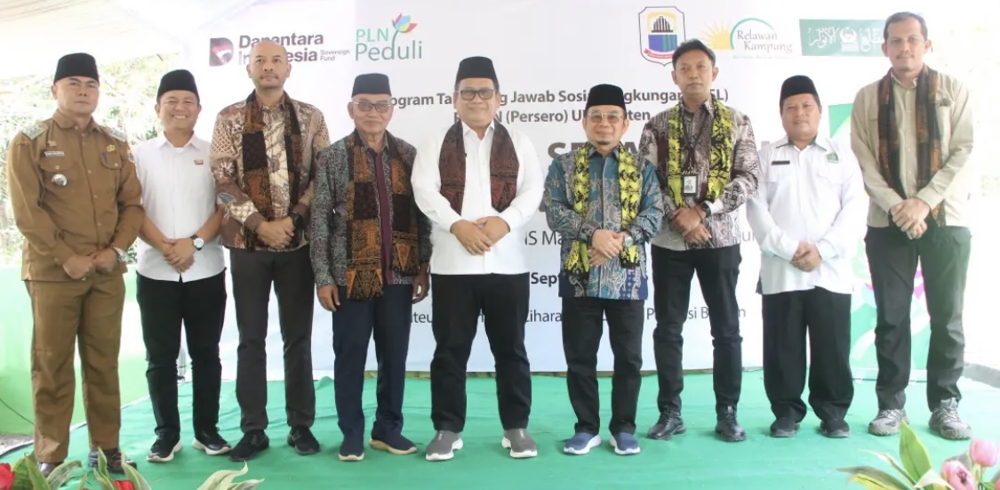 PERESMIAN. Wabup Lebak Amir Hamzah, foto bersama dengan para pihak terkait, usai memberikan sambutan dalam acara Peresmian Program Sakola (sekolah,red) Banten, berupa rehabilitasi gedung MIS Mathla'ul Anwar Citepuseun, Kecamatan Cihara, Kabupaten Lebak, Senin (28/9). (DOK. PROKOPIM SETDA LEBAK)