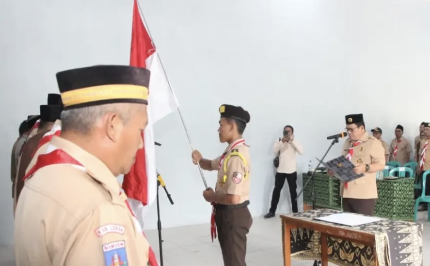 MELANTIK. Wabup Lebak Amir Hamzah, sedang melantik Mabiran dan Pengurus Kwarran Gerakan Pramuka Kecamatan Sobang Masa Bakti 2025-2028, di Sanggar Seni Tari Chakra, Kecamatan Sobang, Selasa (8/9/). (DOK. PROKOPIM SETDA LEBAK)
