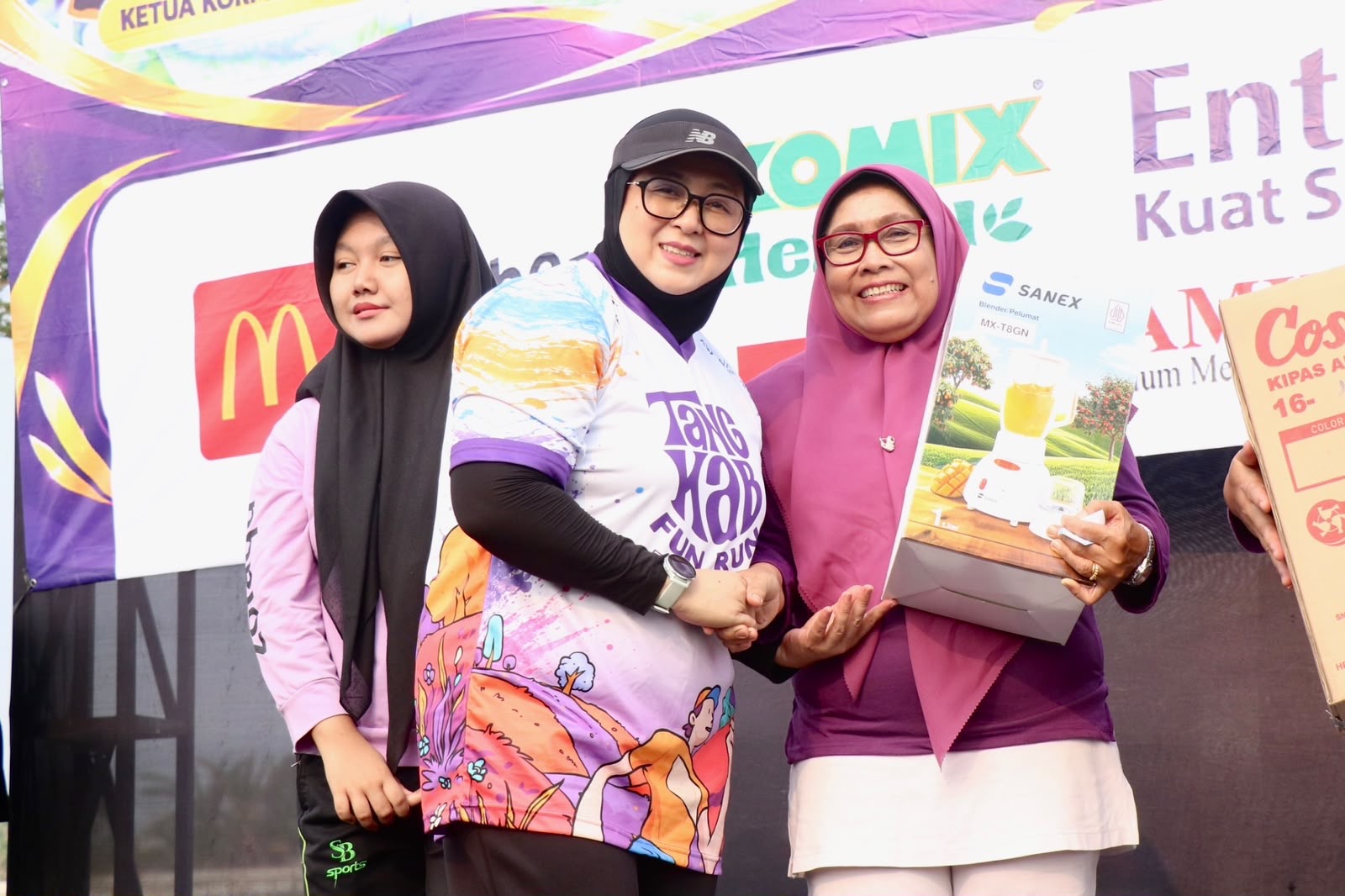 Wakil Bupati Tangerang Intan Nurul Hikmah saat menghadiri peringatan Hari Osteoporosis Nasional (HON) sekaligus Hari Olahraga Nasional (Haornas) yang digelar Persatuan Warga Tulang Sehat Indonesia (PERWATUSI) Kabupaten Tangerang. Foto : Humas Kab. Tangerang