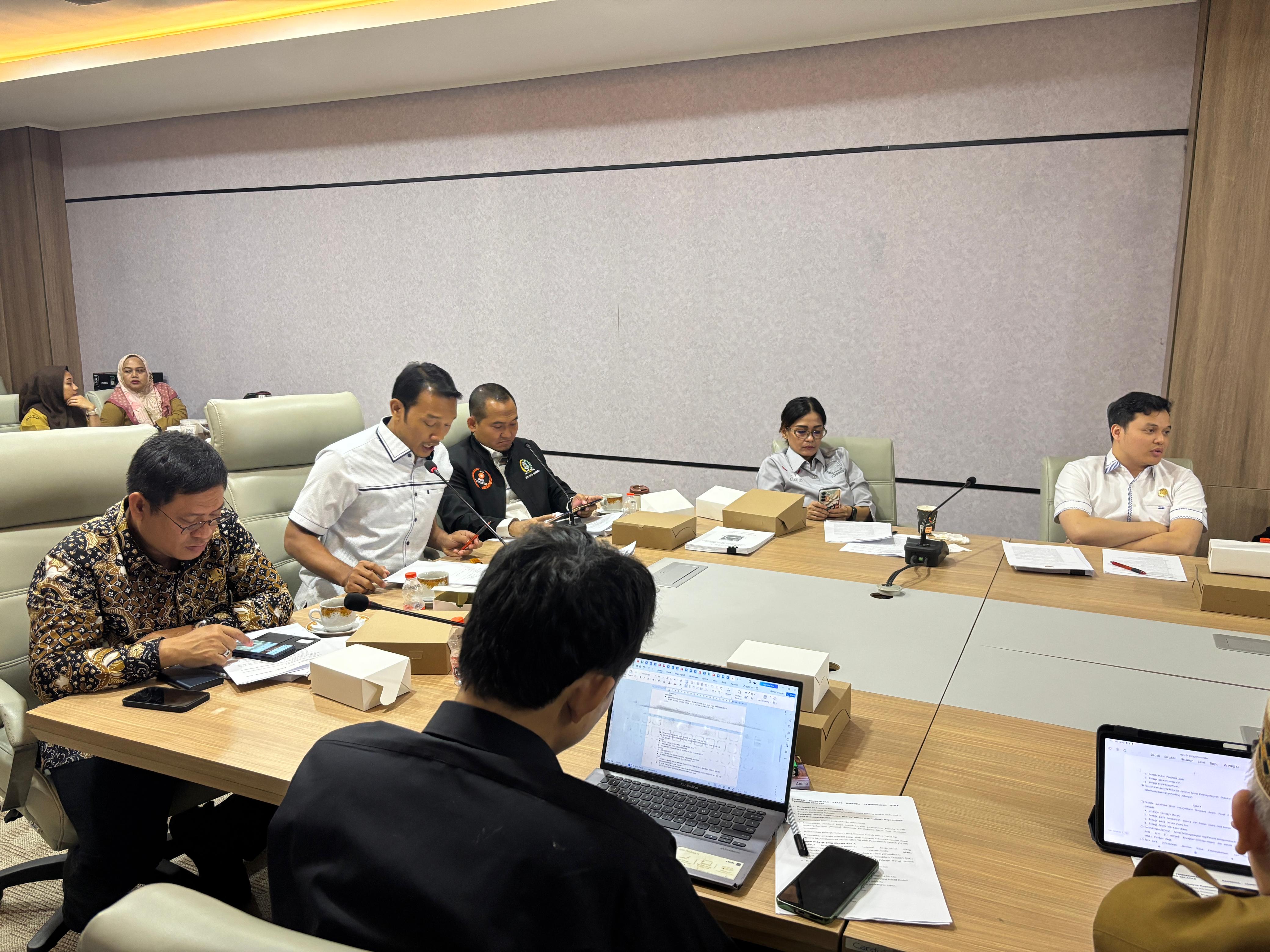 RAPAT - Pansus Raperda Peny penghargaan Jaminan Sosoal dan Ketenagakerjaan gelar rapat internal, Senin (14/9).