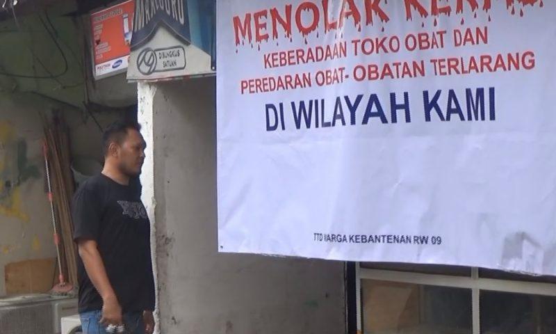 JUAL OBAT TERLARANG - Warga menyegel salah satu warung di Pondok Aren yang diduga menjual obat terlarang.