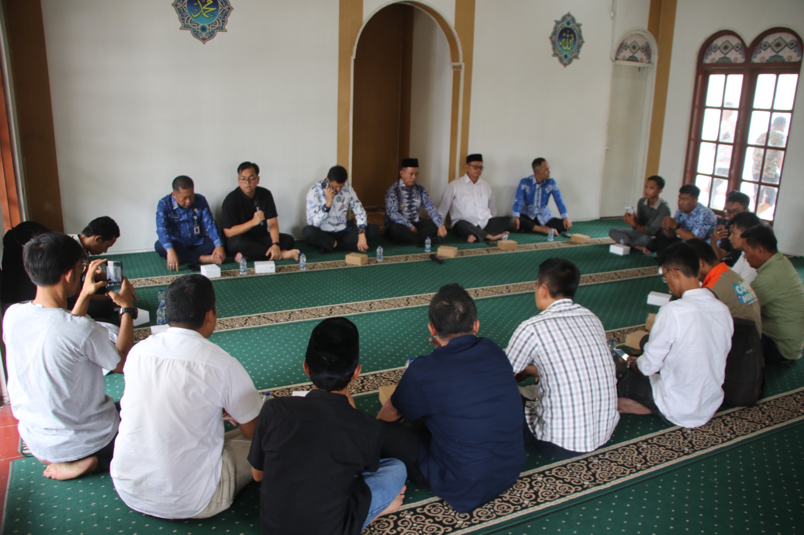 DOA BERSAMA. Wakil Bupati Muhammad Najib Hamas bersama puluhan wartawan di Kabupaten Serang melaksanakan doa bersama untuk keselamatan 5 jurnalis dan 3 crew kapal yang hilang kontak saat meliput erupsi Gunung Anak Krakatau, di Musola Pemkab Serang, Kamis (10/9). HUMAS PEMKAB SERANG