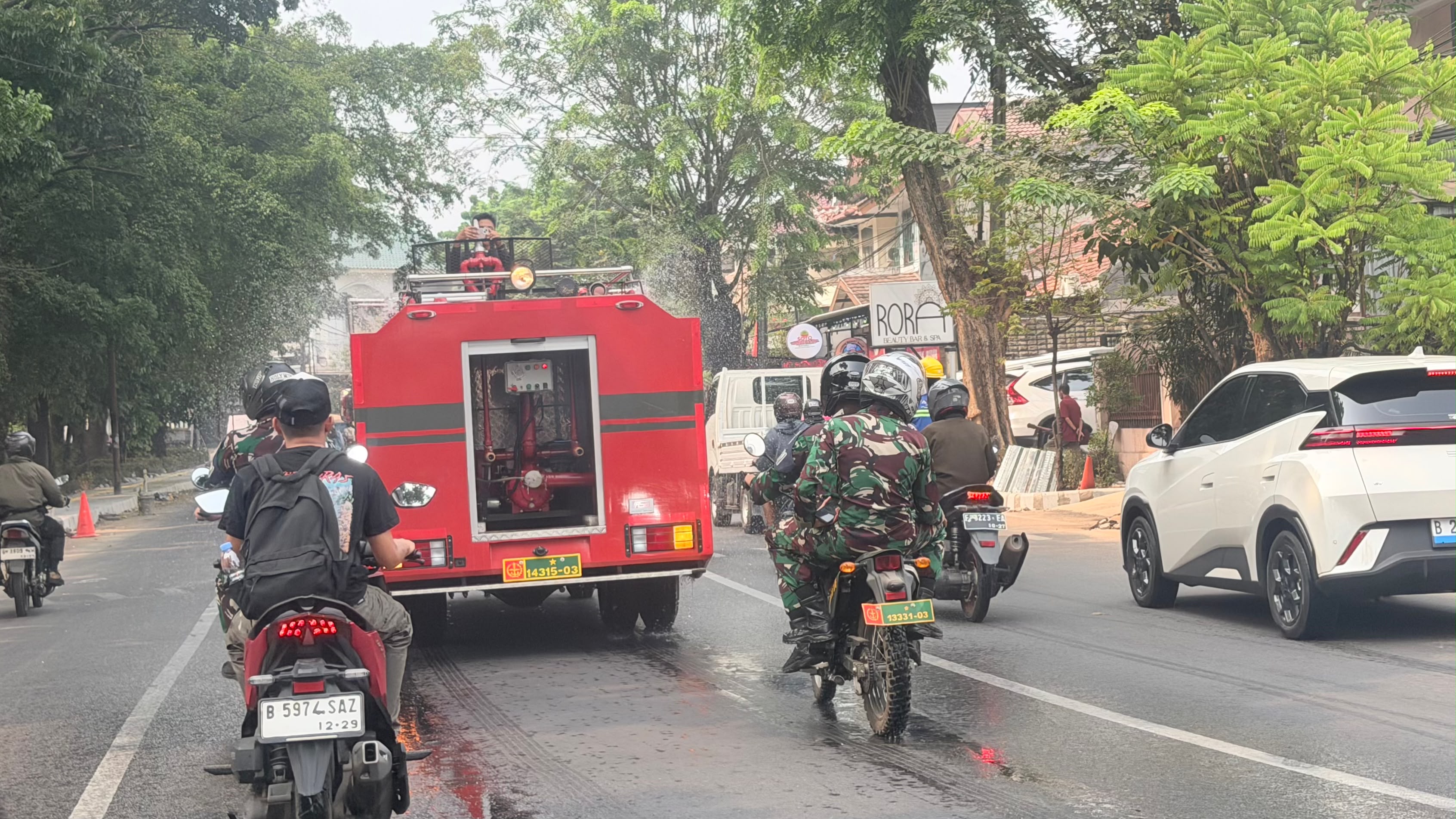 Penyemprotan air oleh water tank milik TNI Angkatan Darat (TNI AD) melakukan penyiraman di Jalan Taman Bintaro Barat, Tangerang Selatan, Selasa (8/9/2026). Foto : Karen Putri