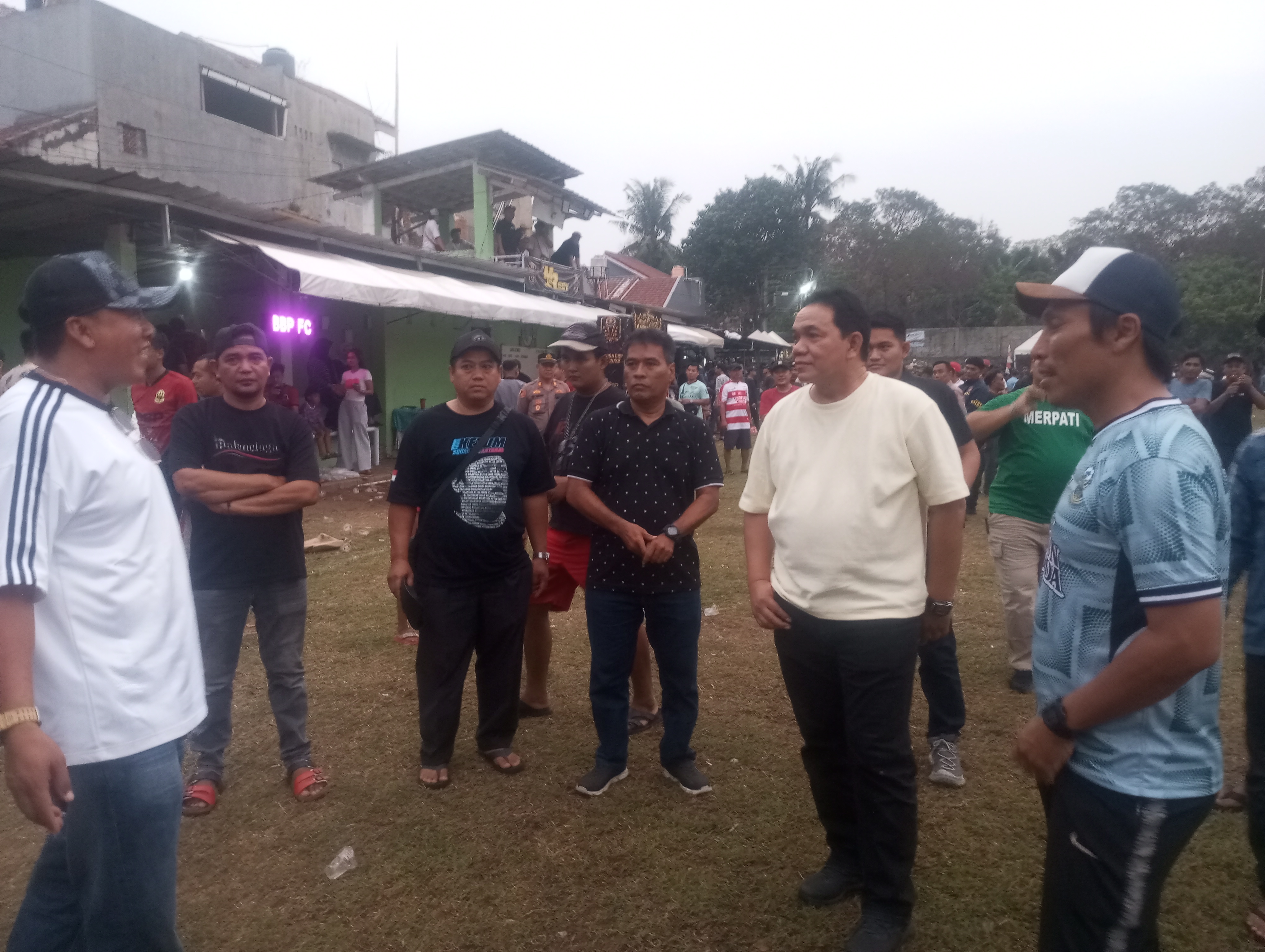 Presiden Madura United, Achsanul Qosasi berbincang-bincang dengan Manajer BBP Putra Wonogiri, Bayu Endarianto usai laga di Lapangan Garuda, Kecamatan Larangan, Kota Tangerang, Minggu (25/10/2026) sore.(red/tangselpos.id).