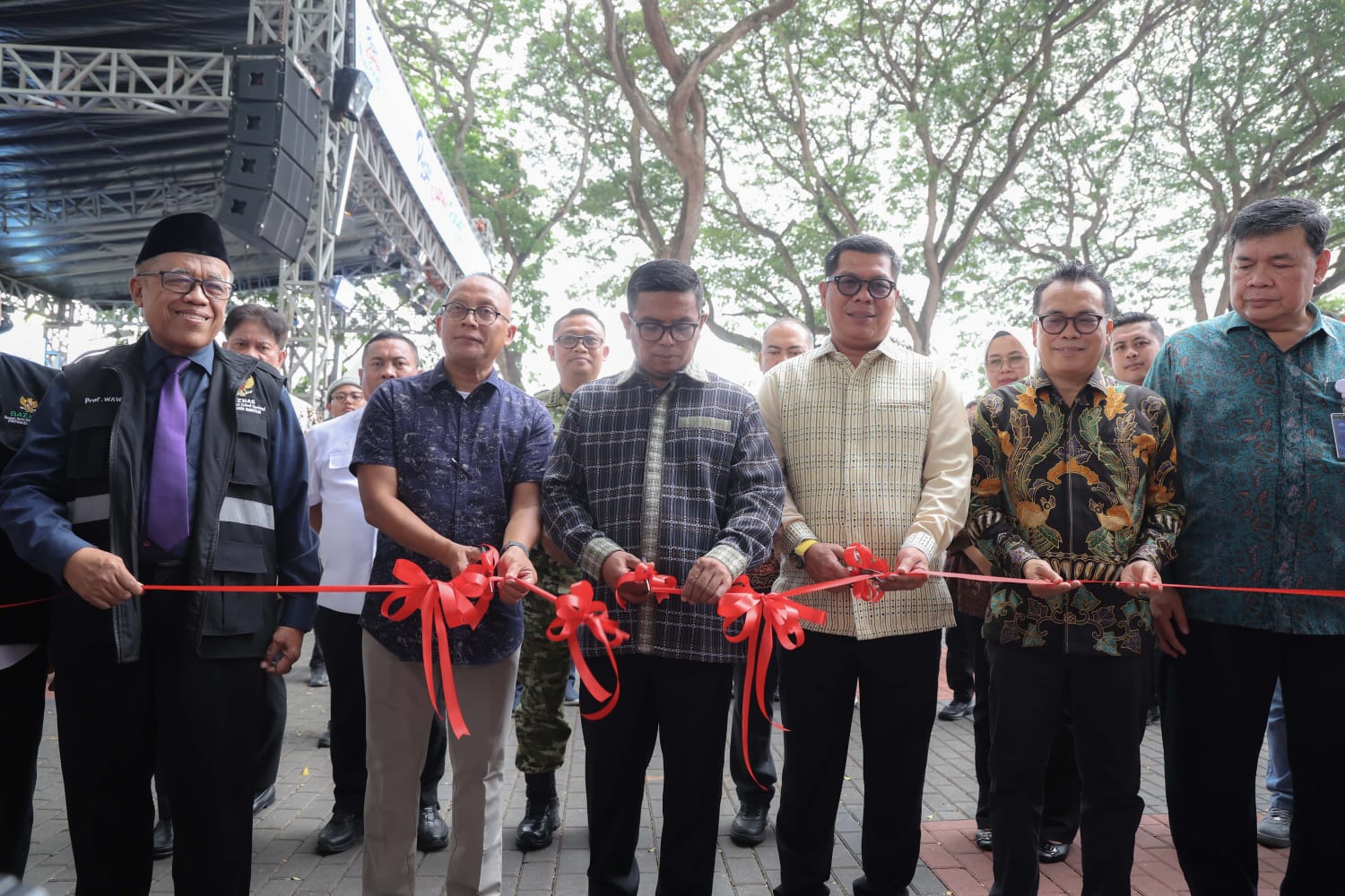 Gubernur Banten Andra Soni saat menghadiri Pasar Keuangan Rakyat (PKR) Banten 2026. Foto : Humas Pemprov