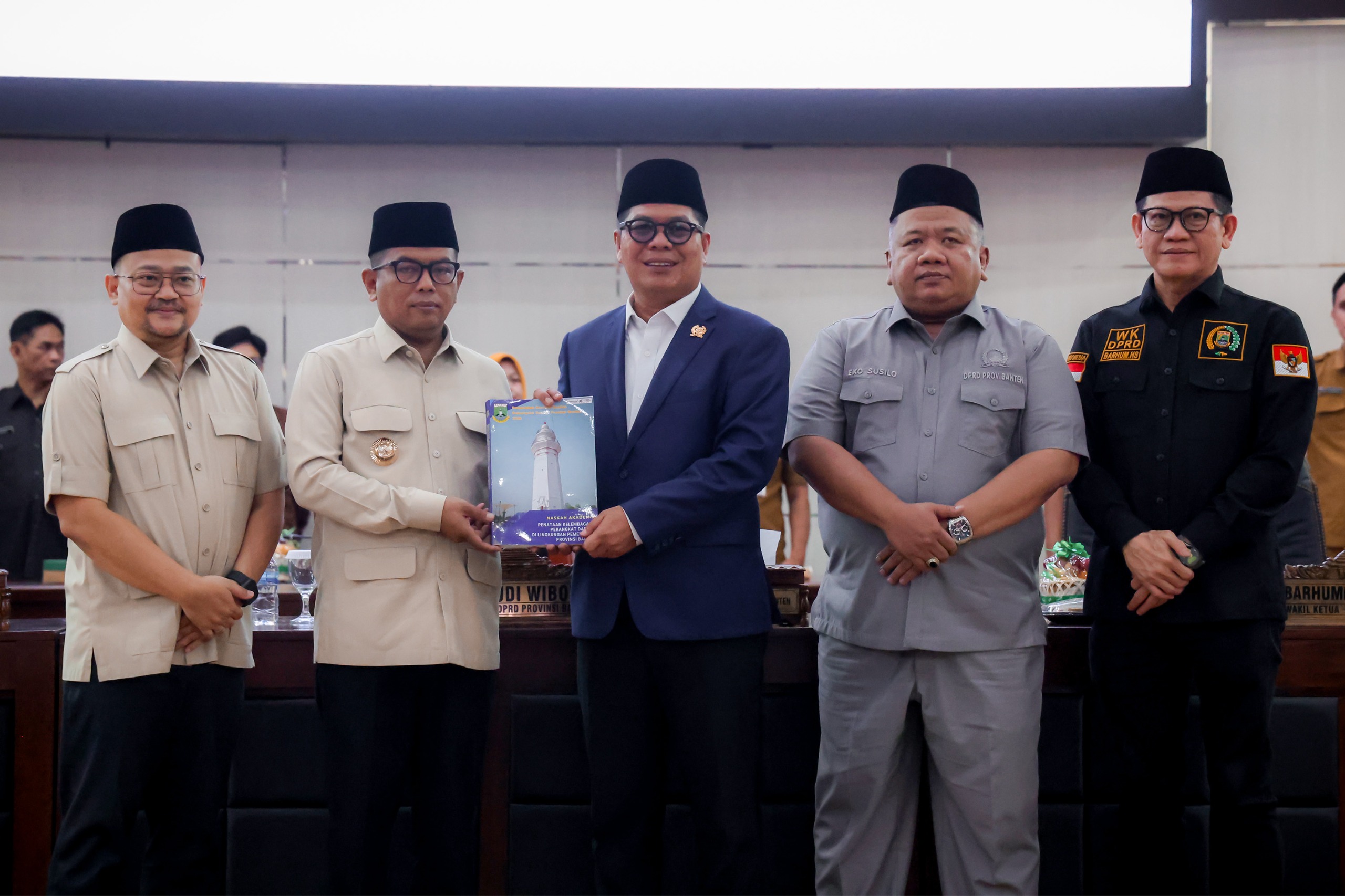 Gubernur Andra Soni hadir pada Rapat Paripurna DPRD Banten di KP3B, Kota Serang, Selasa (20/10/2026). Foto : Humas Pemprov