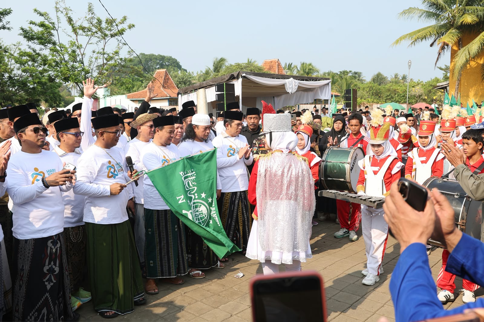 Gubernur Andra Soni saat melepas Jalan Sehat Sarungan dalam rangka Hari Santri Nasional 2026 di Coconut Island, Pandeglang, Minggu (18/10/2026). di Foto : Humas Pemprov