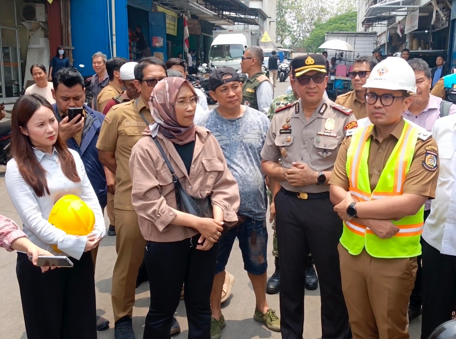 BANGUNAN RUSAK. Wakil Wali Kota Tangsel, Pilar Saga Ichsan saat melihat langsung kerusakan pada bangunan terdampak  ledakan di Pasar Cimanggis, Ciputat