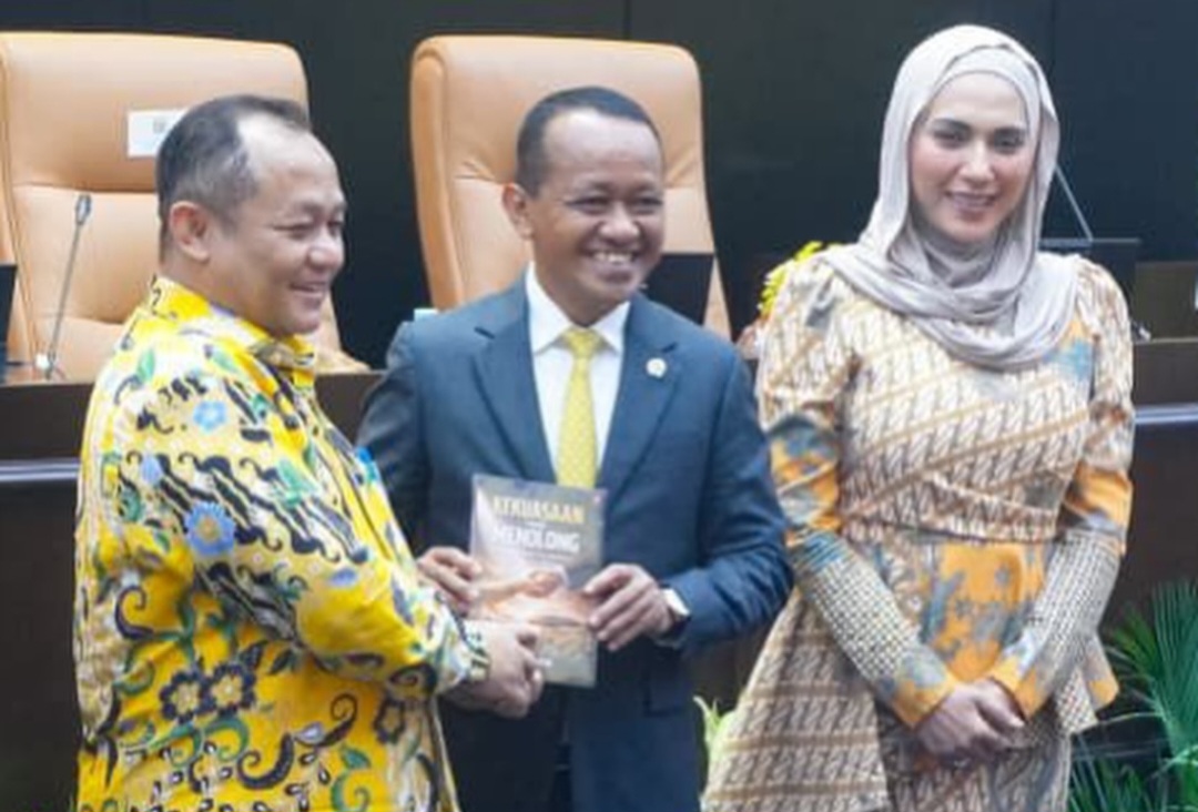 Ketua Umum Partai Golkar Bahlil Lahadalia (tengah) dan Sekjen Partai Golkar Muhammad Sarmuji(kiri) dilantik menjadi menteri oleh Presiden Prabowo di Istana Negara (1/10/2026). Foto : Ist