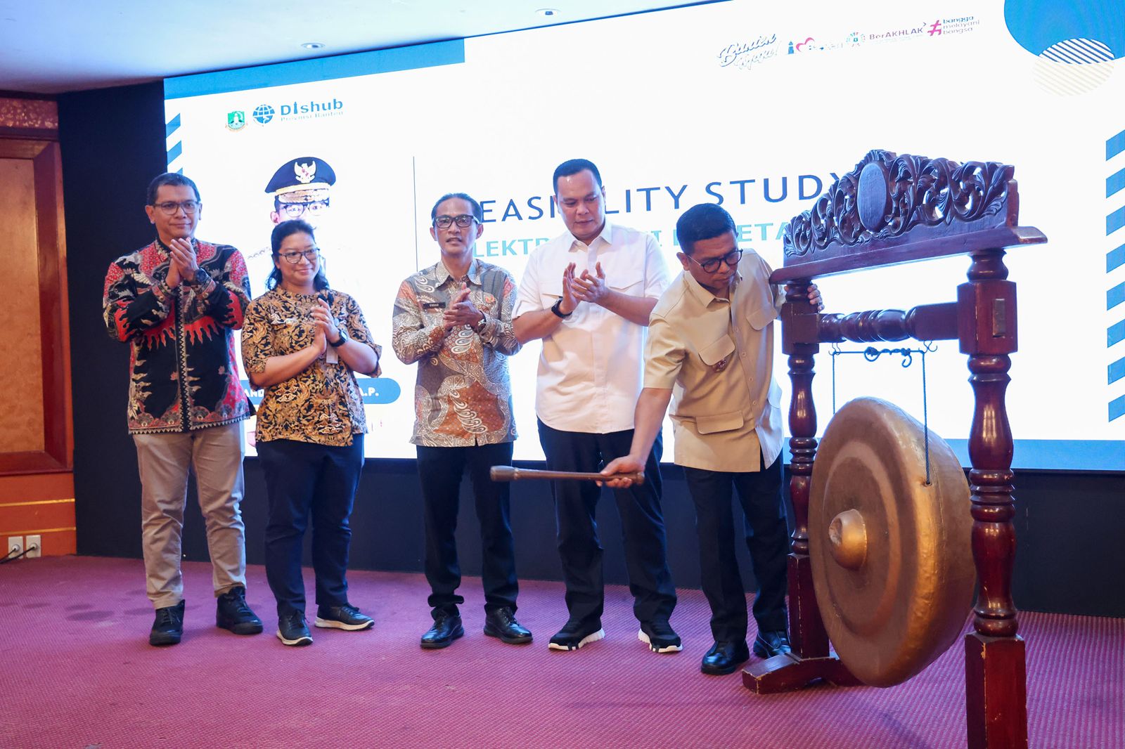 Gubernur Banten Andra Soni FGD pada acara Studi Kelayakan Elektrifikasi Jalur Kereta Api Rangkasbitung-Merak di Hotel Le Dian, Kota Serang, Jumat (2/10/2026). Foto : Humas Pemprov
