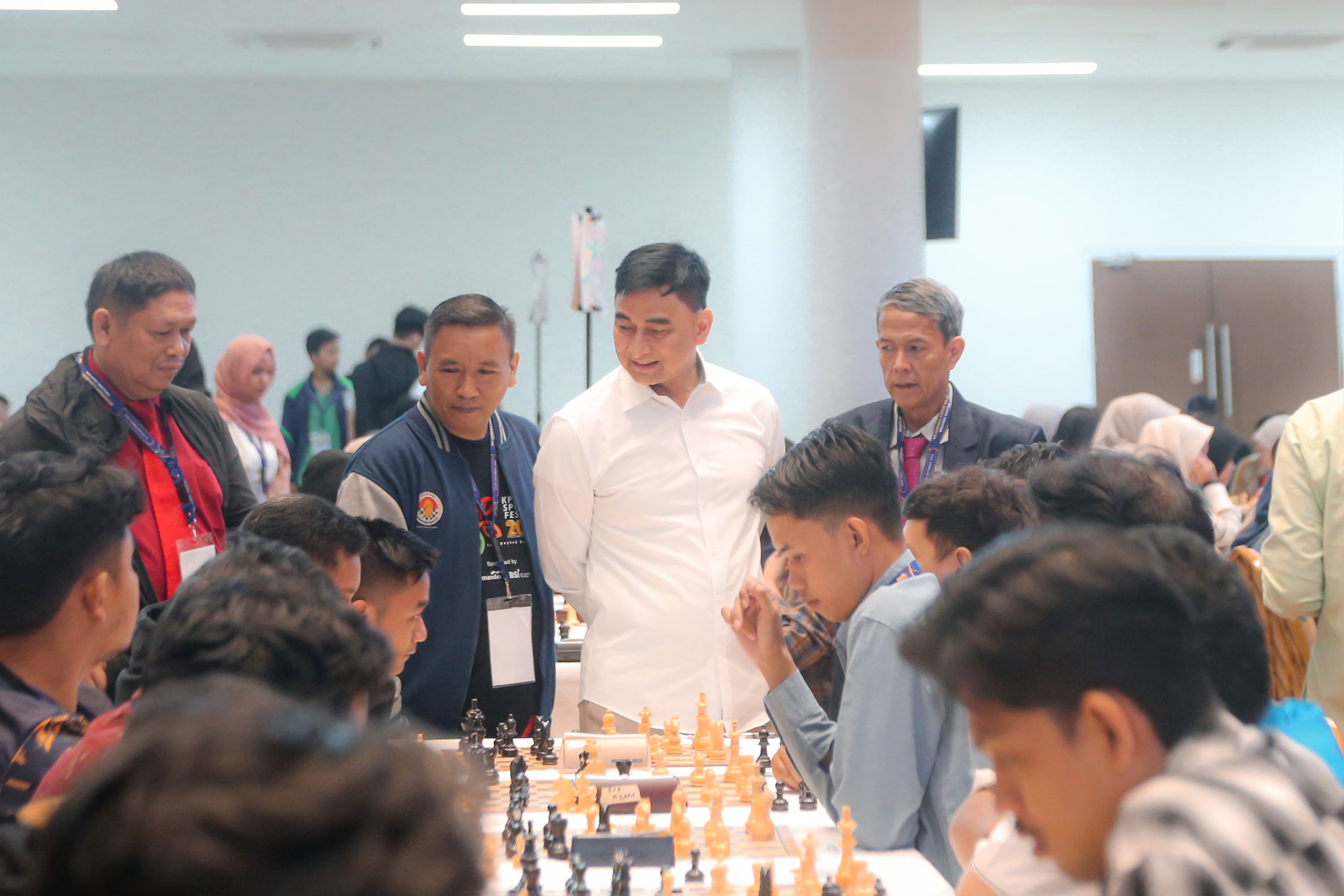 KEJURNAS CATUR. Wakil Gubernur (Wagub) Banten Achmad Dimyati Natakusumah meninjau penyelenggaraan Kejuaraan Nasional (Kejurnas) Catur ke-51 dan Rakernas Percasi ke-46 yang digelar di Convention Hall UIN Sultan Maulana Hasanuddin Banten, Kota Serang, Senin (26/10). BIRO ADPI. PEMPROV BANTEN