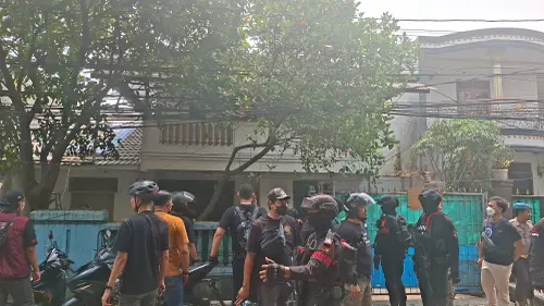 Petugas gabungan kembali menyasar kawasan Kampung Ambon, Kompleks Permata, Kedaung Kaliangke, Cengkareng, Jakarta Barat, Kamis (15/10/2026). Foto : Ist