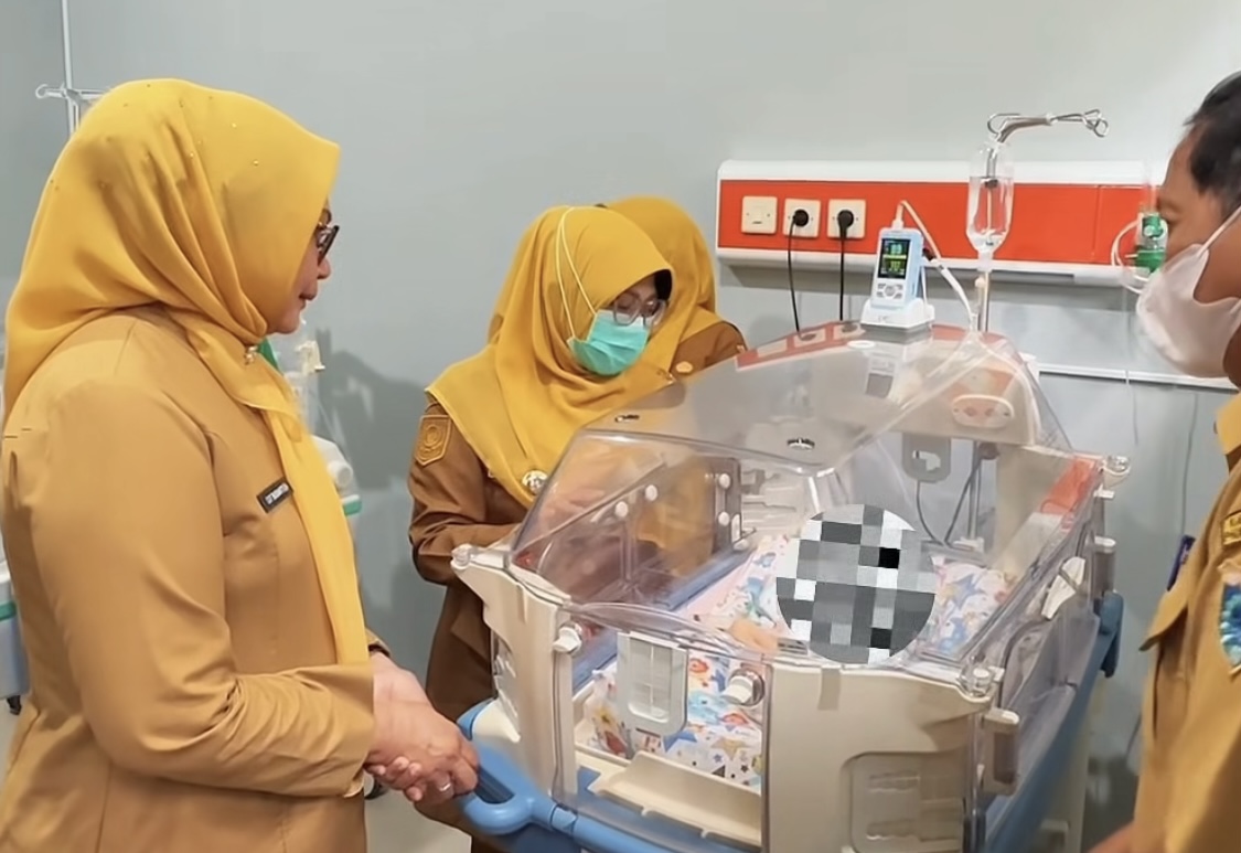 MELONGOK. Bupati Pandeglang Raden Dewi Setiani didampingi jajarannya, sedang melongok kondisi bayi dibuang dalam kantong kresek yang tengah menjalani perawatan di RSUD Berkah Pandeglang, Selasa (20/10). (ISTIMEWA)