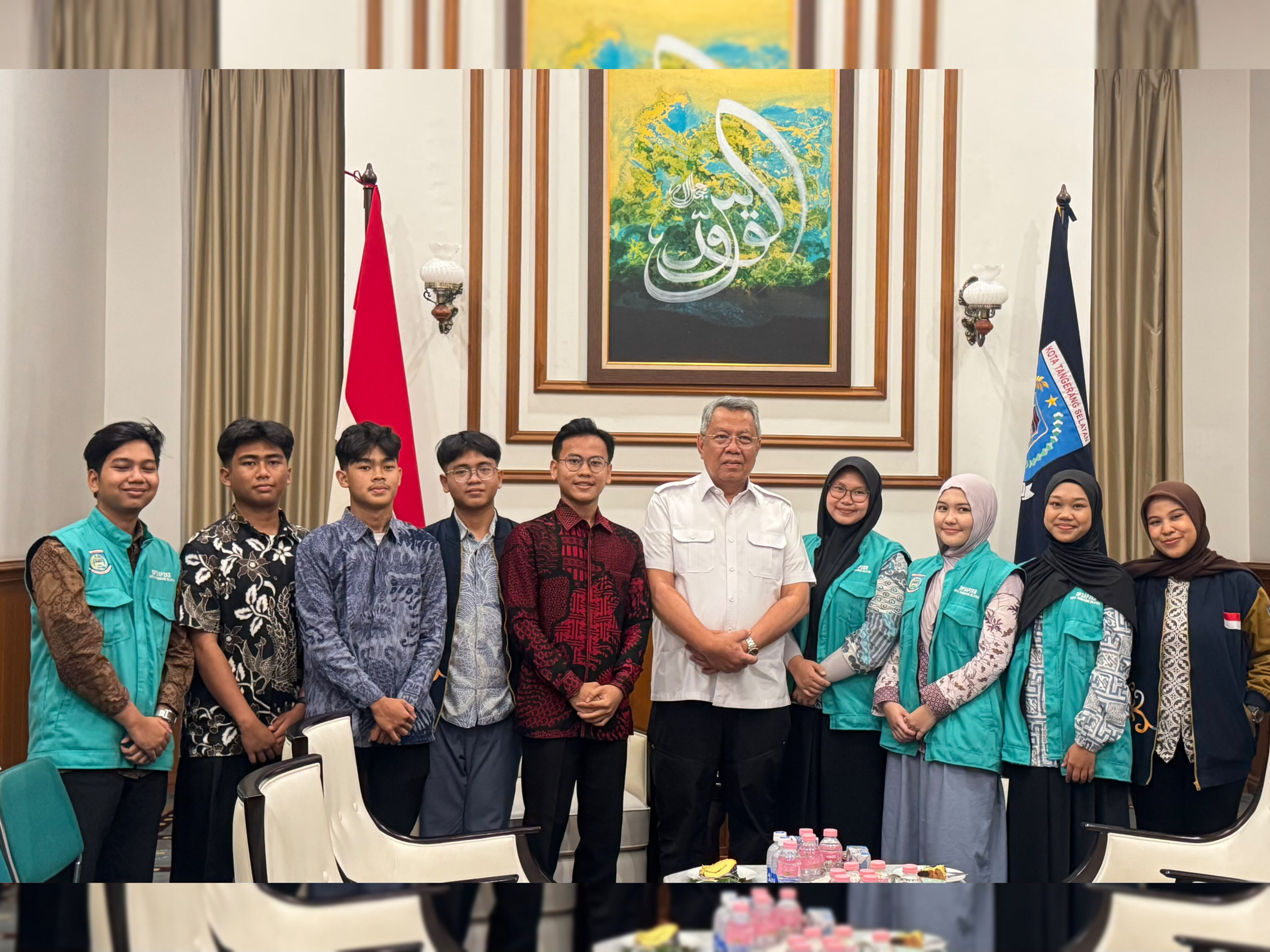 Benyamin saat menerima audiensi Forum Anak Kota Tangsel di Rumah Dinas Wali Kota Tangsel, Jumat (2/10). (tangselpos/irm)