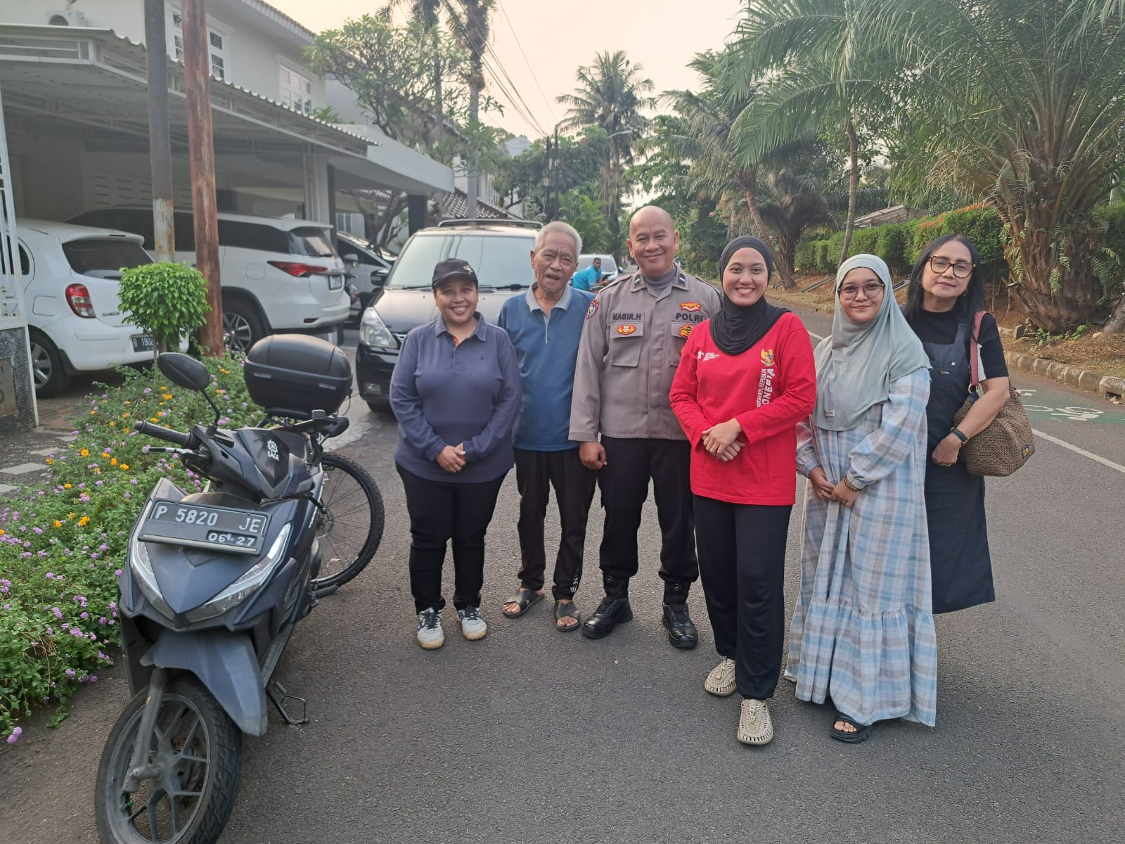 SAMBANG WARGA - Polsek Pondok Aren menyambangi warga dalam rangka mengajak warga ikut serta menjaga kamtibmas.