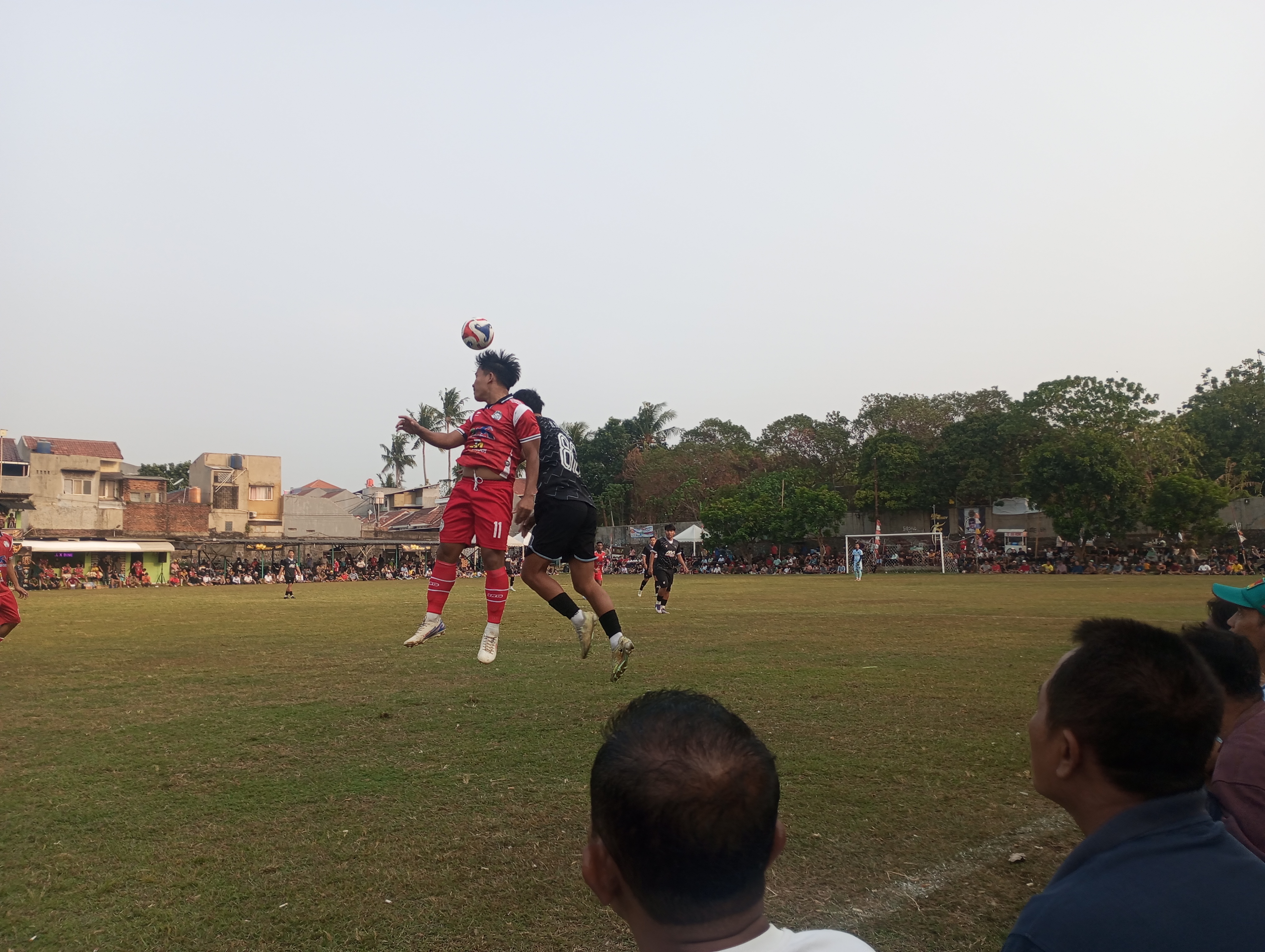 Pemain Calling Ball Bingunk FC dan AAA Jurtim FC berduel di udara pada Sabtu (10/10/2026) sore.(tangselpos.id).