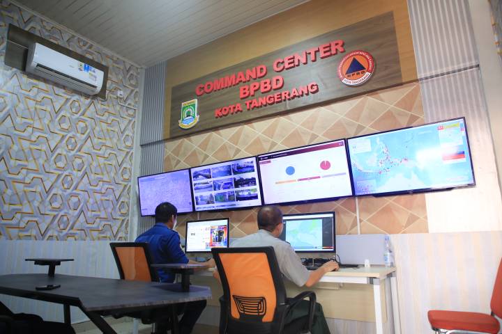 (Arsip) Petugas memantau dashboard Command Center BPBD Kota Tangerang.