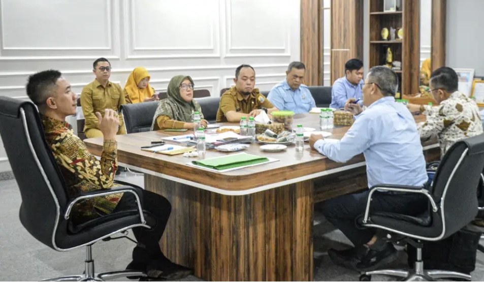 RAPAT KOORDINASI. Bupati Lebak Moch. Hasbi Asyidiki Jayabaya, sedang melakukan rapat koordinasi dengan para pihak BUMD Lebak, di ruang kerja Bupati Lebak, Senin (12/10). (DOK. PROKOPIM SETDA LEBAK)