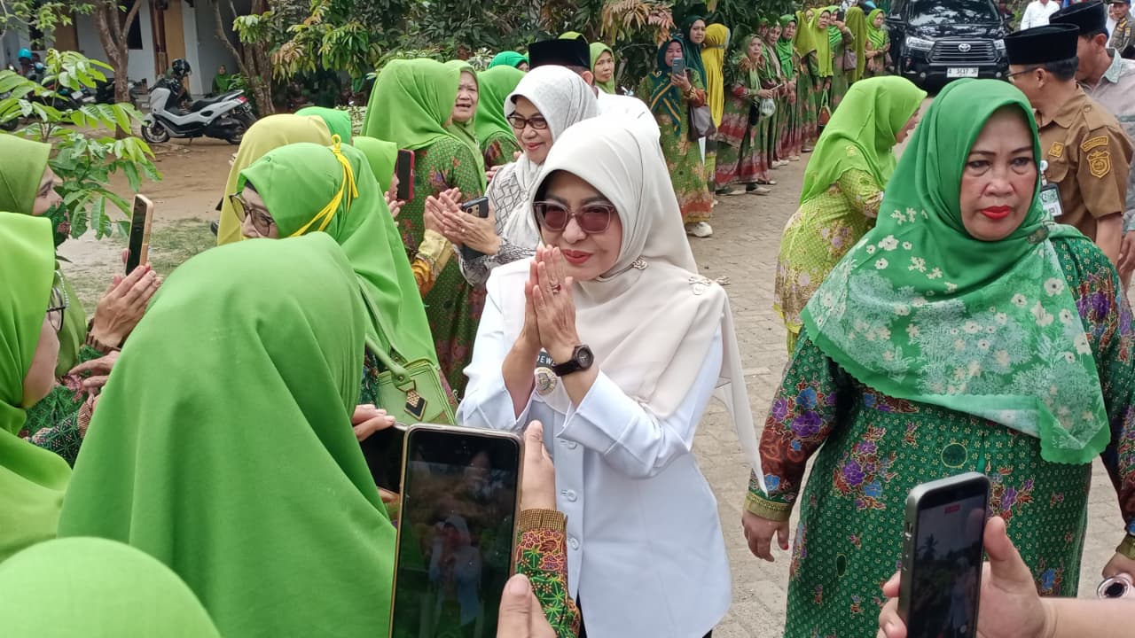 Bupati Dewi Setiani saat menghadiri pengajian bulanan PC Muslimat NU, di Pondok Pesantren Mathla’un Nawakartika, Desa Pasireurih, Kecamatan Cisata, Selasa (20/10/2026).(Istimewa)