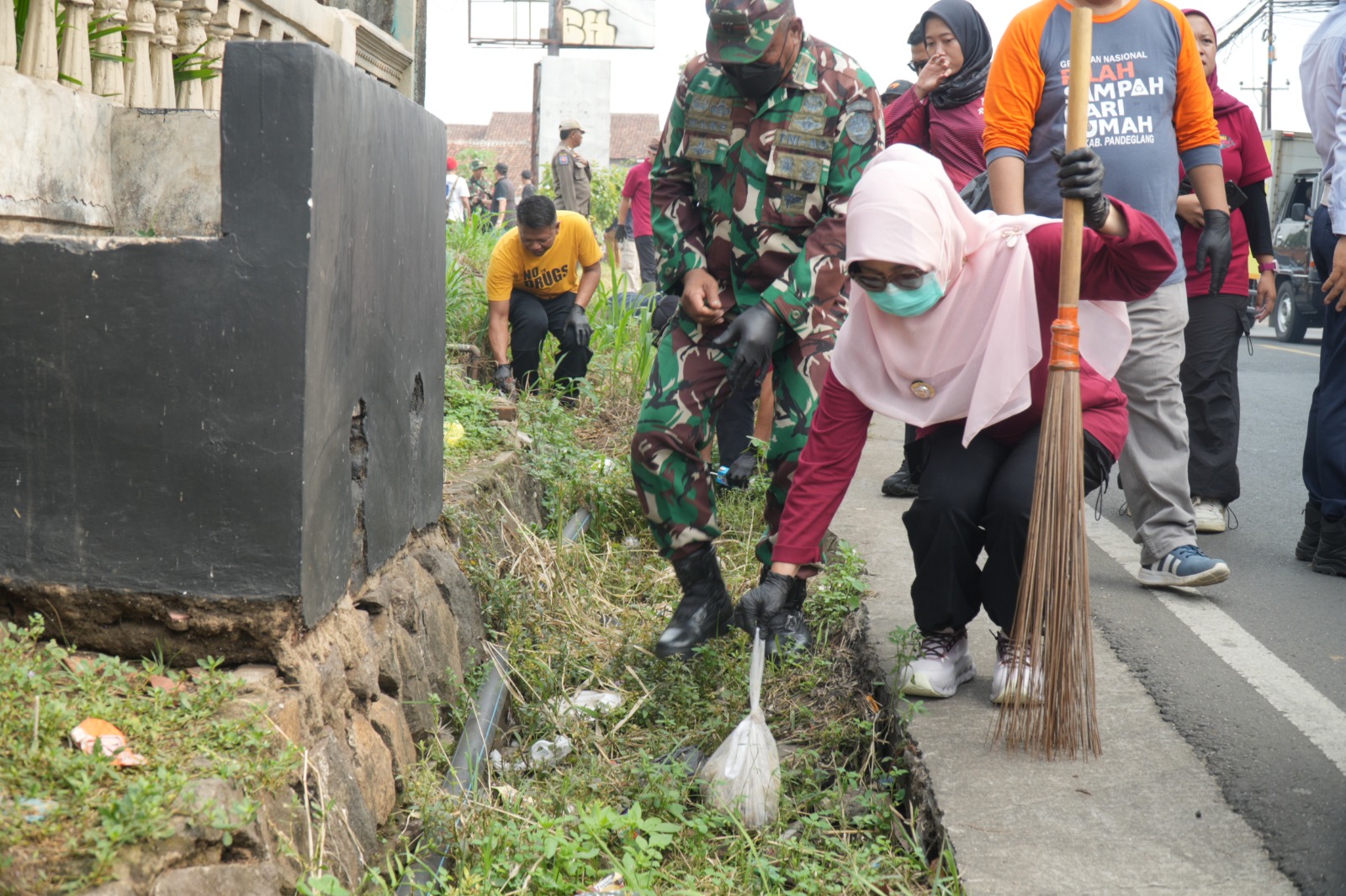 BERSIHKAN SAMPAH. Bupati Pandeglang Raden Dewi Setiani bareng jajarannya dan para pihak lainnya, sedang menggencarkan bersih-bersih sampah, di jalan raya Pandeglang-Serang, tepatnya di Kampung Bangun Sabrang, Desa Ciinjuk, Kecamatan Cadasari, Kabupaten Pandeglang, Selasa (13/10). (DOK. PROKOPIM SETDA PANDEGLANG)
