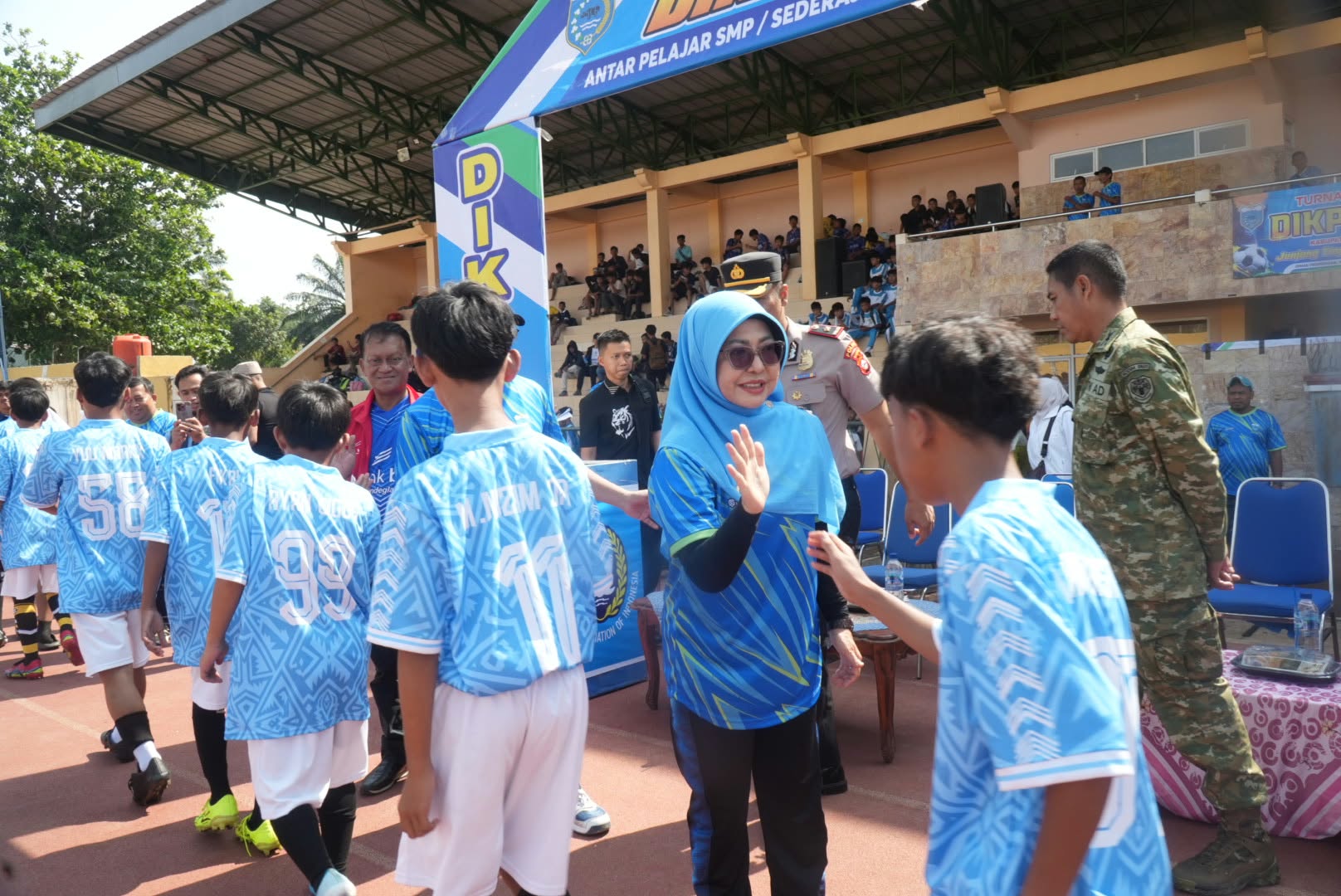 Bupati Pandeglang, Raden Dewi Setiani menyalami para pelajar dalam acara pembukaan Turnamen Sepak Bola Dikpora Cup 2026 tingkat SMP sederajat yang berlangsung di Stadion Badak Pandeglang, Sabtu (31/10/2026).(Istimewa)