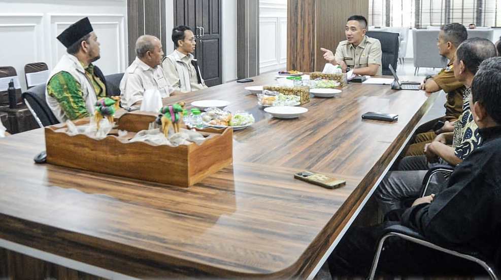 AUDIENSI. Bupati Lebak Moch. Hasbi Asidiki Jayabaya, sedang menerima audiensi dari pihak HKTI, di Ruang Kerja Bupati Lebak, Selasa (6/10). (DOK. PROKOPIM SETDA LEBAK)