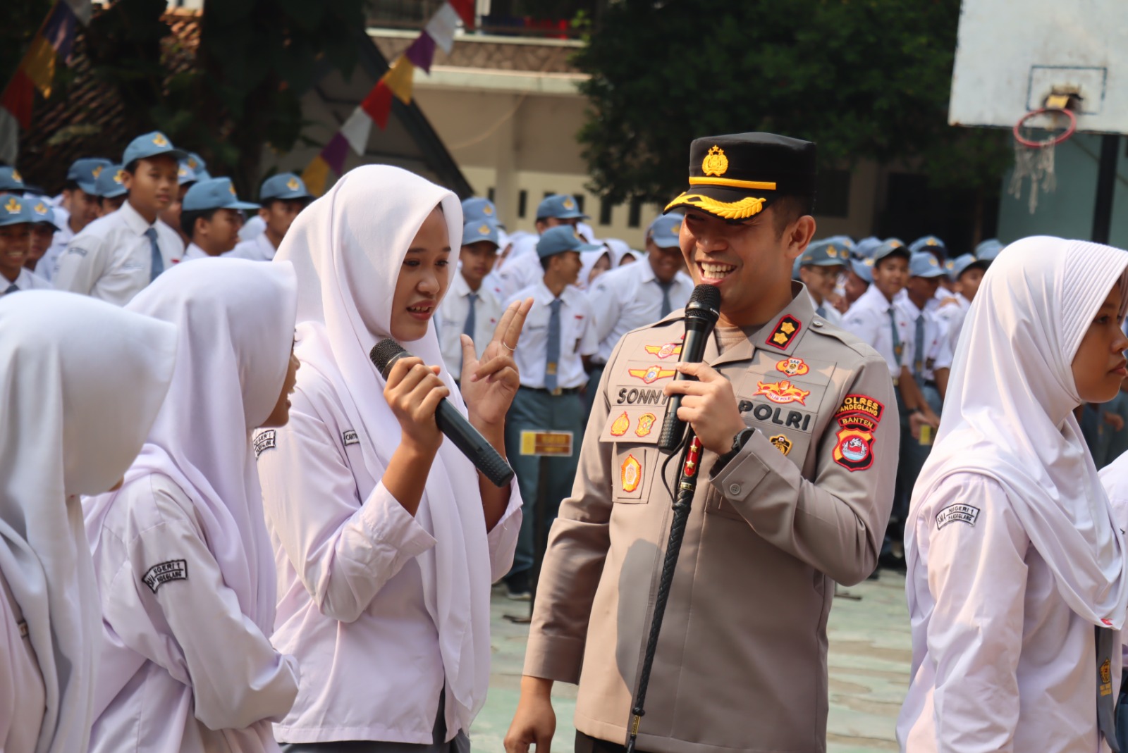 BERI EDUKASI. Kapolres Pandeglang, AKBP Sonny Harsono, sedang memberikan pertanyaan kepada para pelajar SMAN 1 Pandeglang, di sela-sela memberikan edukasi kepada para pelajar di halaman SMAN 1 Pandeglang, Senin (12/10). (DOK. POLRES PANDEGLANG)