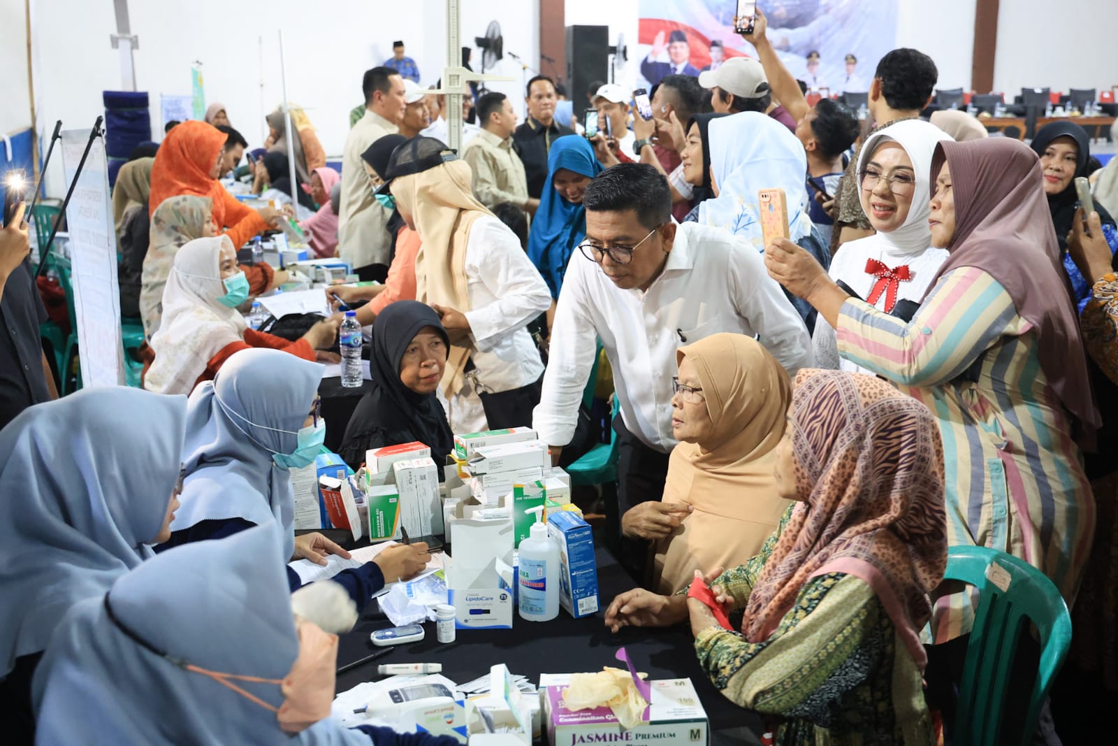 Gubernur Andra Soni saat meninjau pelaksanaan CKG di Gedung Gelanggang Remaja (GGR) Ciceri, Kota Serang, Kamis (1/10/2026). Foto : Humas Pemprov