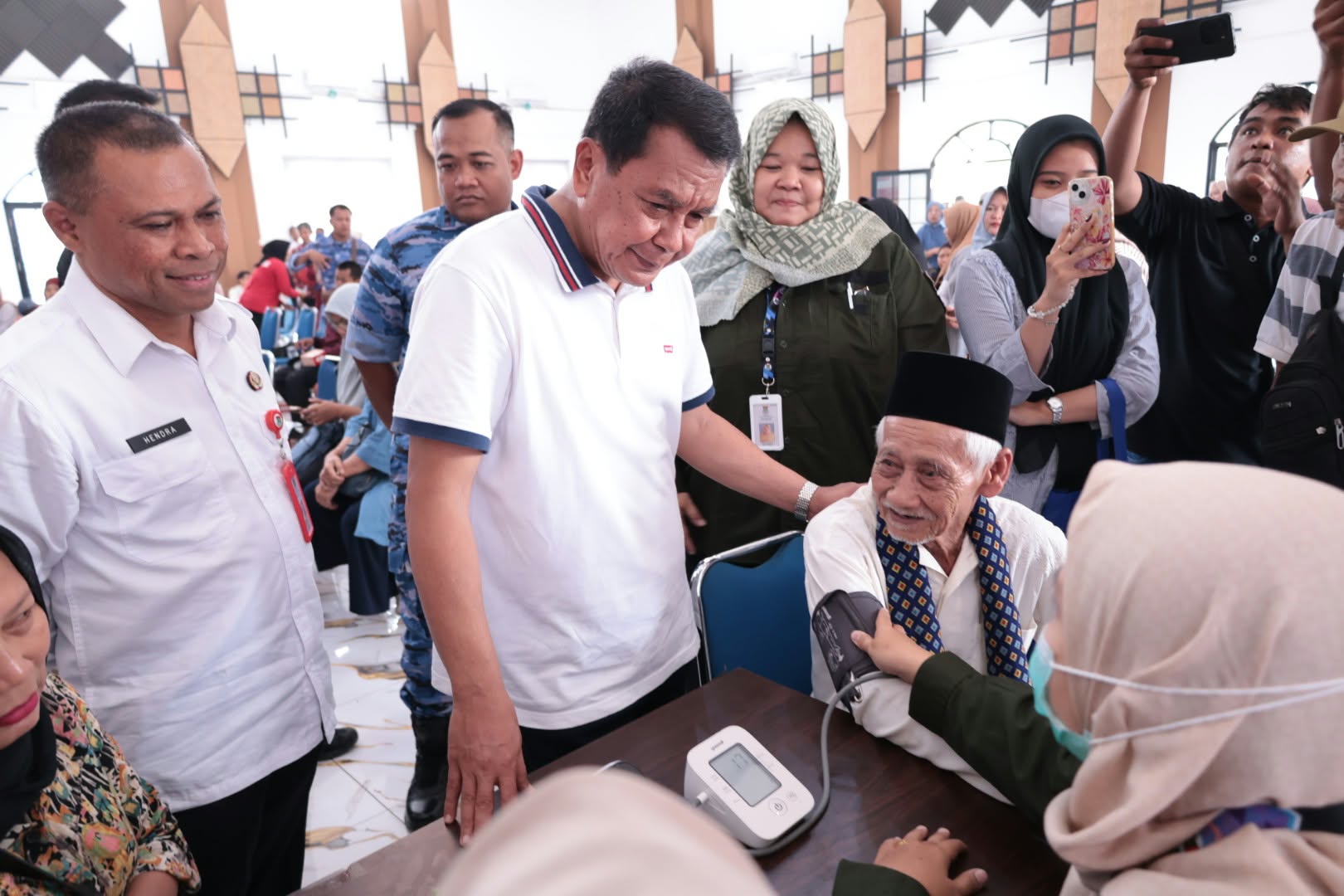 Bupati Tangerang Moch. Maesyal Rasyid saat meninjau pelaksanaan CKG di Aula Kantor Kecamatan Curug, Jumat (30/10/2026). Foto : Humas Kab. Tangerang