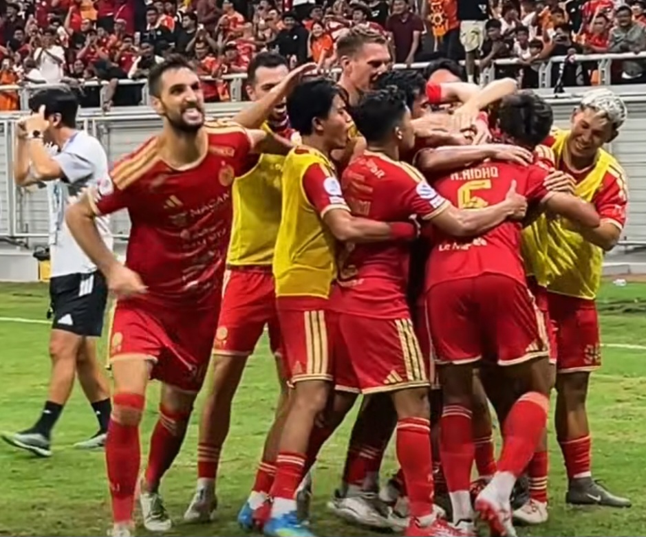 Selebrasi skuad Persija usai menang 2-1 dari tamunya Persik Kediri. Foto : Ist