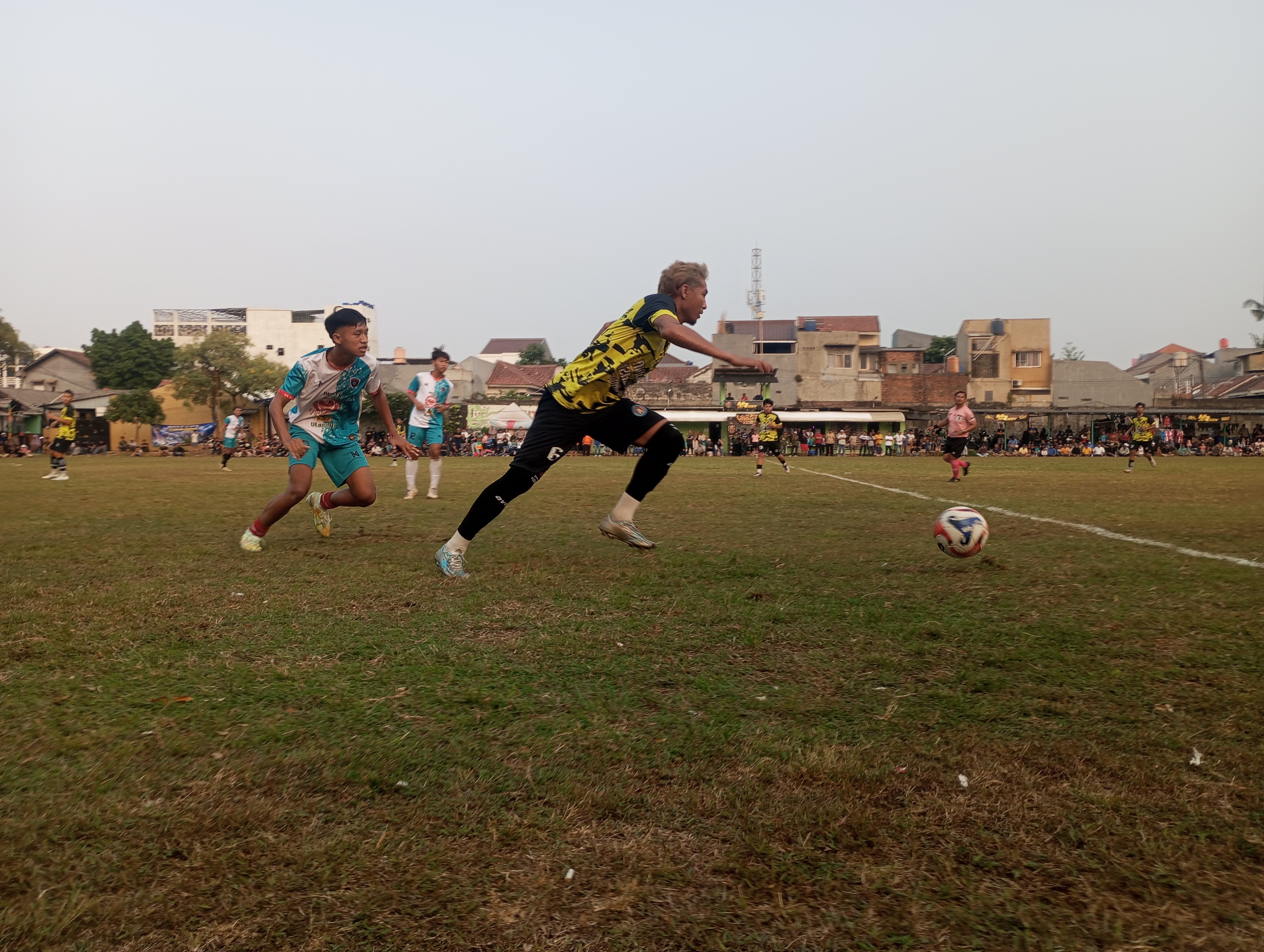 Pemain Damai Larangan FC, Kiskil Gandrum (depan) dan pemain Karosse FC saling mengejar bola pada laga Kamis (22/10/2026) sore.