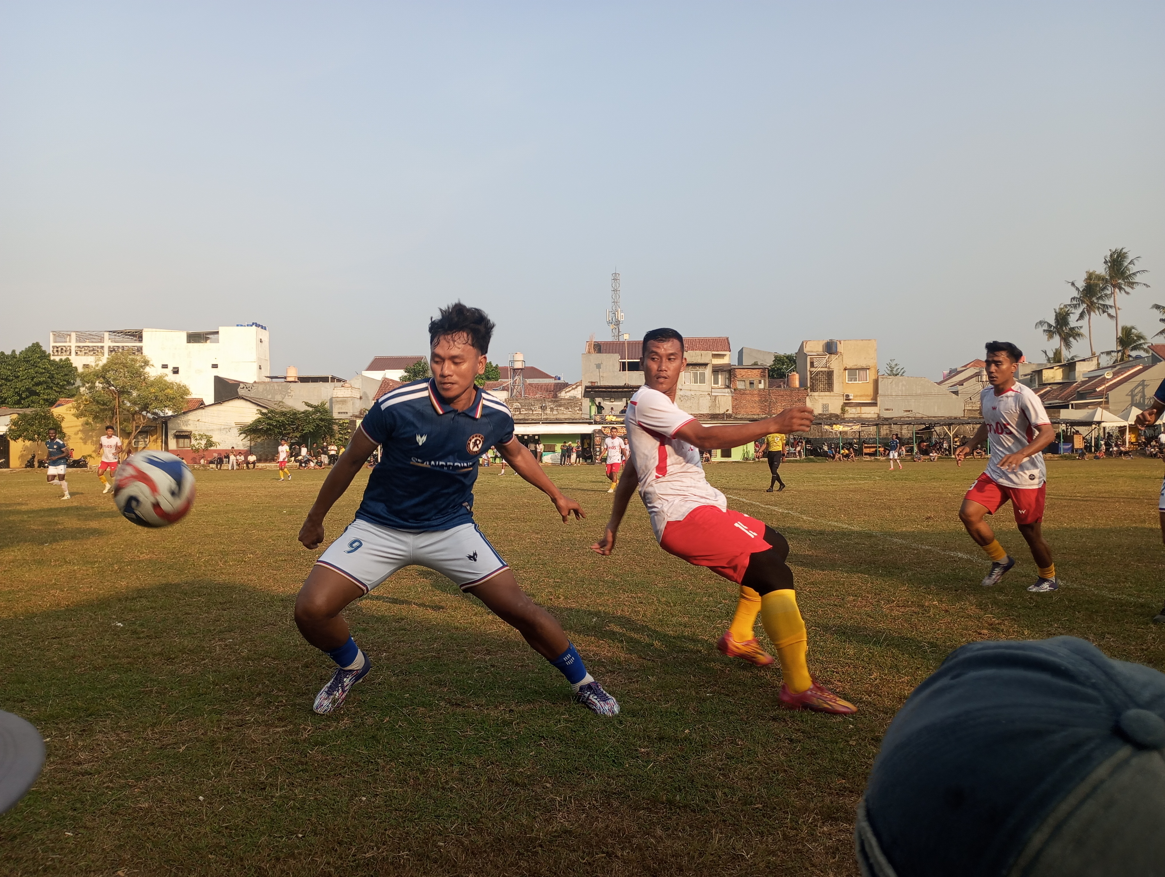 Penyerang Receh FC, Soni dan pemain Darah Muda FC, Aep berduel pada laga Rabu (21/10/2026) sore.(red/tangselpos.id).
