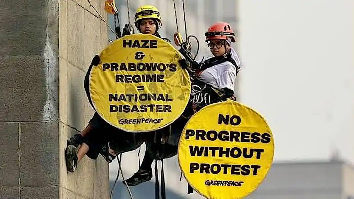 Aktivis Greenpeace membentangkan spanduk di bunderan HI. Foto : Ist
