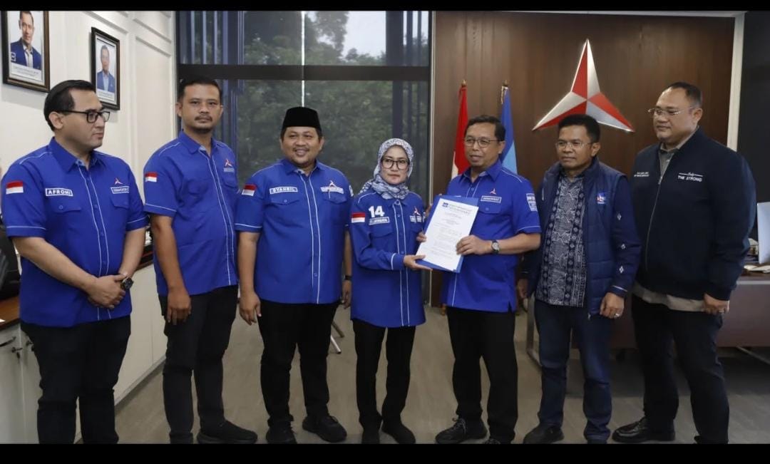 TERIMA SK - Iti Oktavia Jaya Baya terima SK sebagai Ketua DPD Demokrat Provinsi Banten.