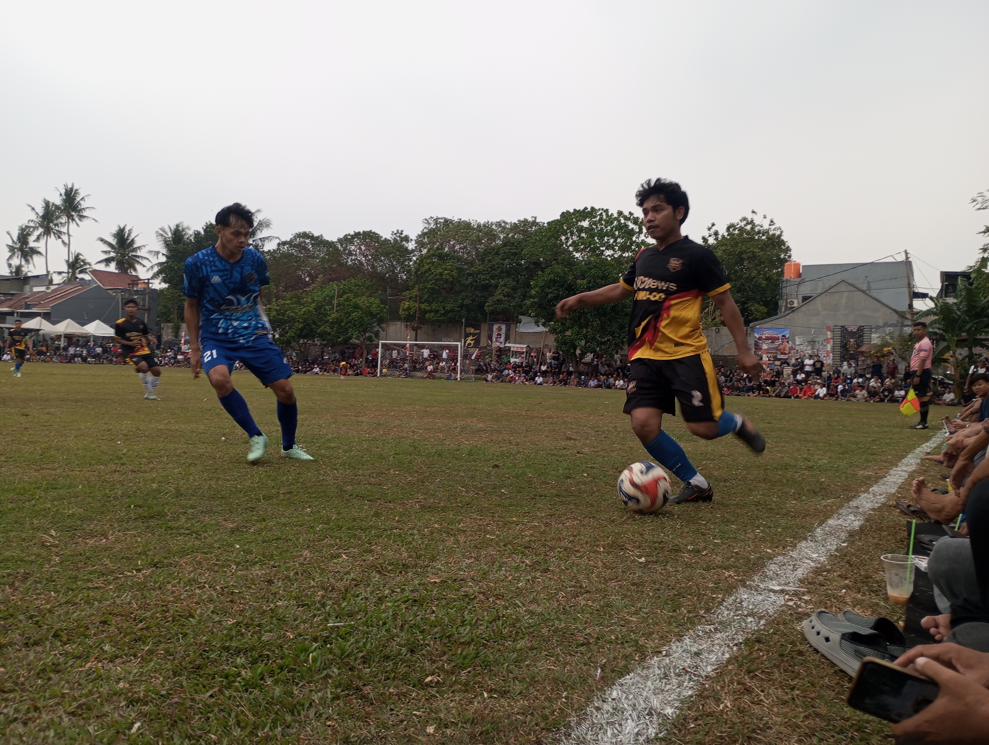 Penyerang Denis FC, Indra Kidal (kiri) mencoba mengawal pemain PSM yang kuasai bola pada laga Rabu (07/10/2026) sore.(red/tangselpos.id).