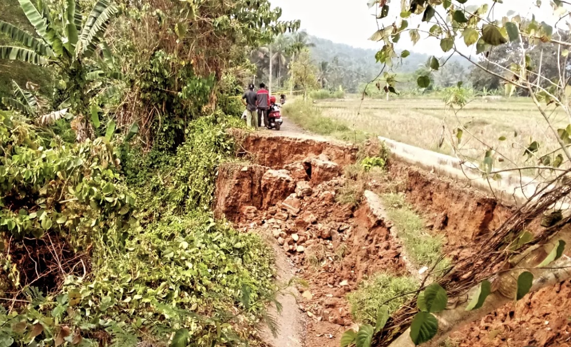 PUTUS TOTAL. Kondisi jalan menuju Kecamatan Bojong tepatnya di Sawah Lega, Desa Geredug, Kecamatan Bojong, Kabupaten Pandeglang, putus total sepanjang 50 meter, Senin (5/10). (ISTIMEWA)