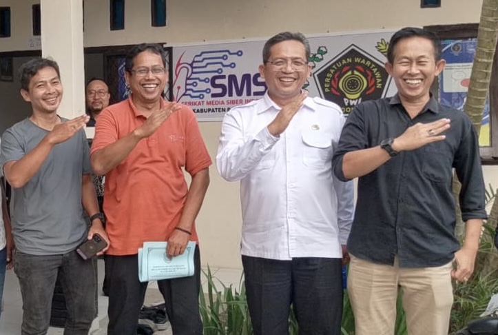 MEROKET. Kepala Disdikpora Pandeglang Sutoto, sedang foto bersama sambil menunjukan simbol meroket, usai melakukan silaturahmi dengan wartawan yang tergabung di PWI-SMSI Kabupaten Pandeglang, Rabu (21/10). (ISTIMEWA)