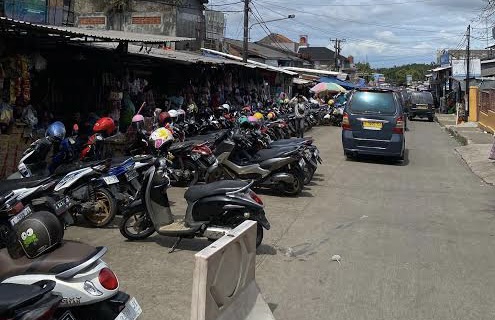 KONDISI PARKIR. Situasi parkir di wilayah Pasar Badak Pandeglang, terlihat padat dan bahkan menghabiskan separuh jalan yang menghambat lalu lintas di wilayah tersebut, beberapa hari lalu. (ISTIMEWA)