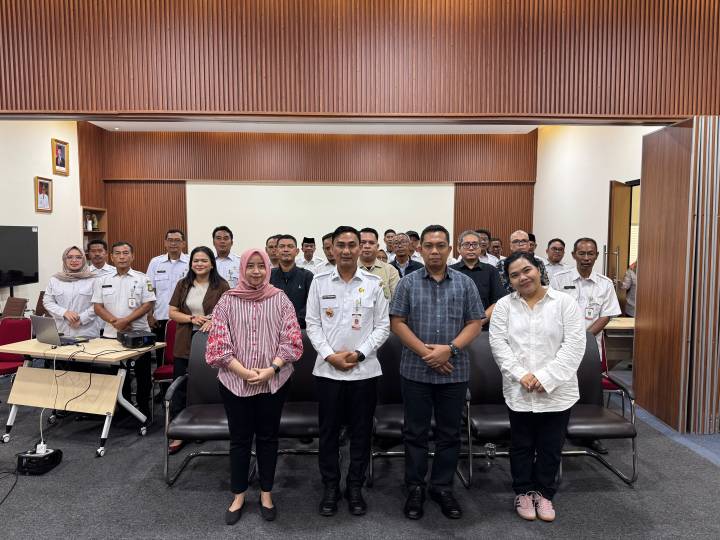 RAPAT KOORDINASI. Kepala DLH Kota Tangerang, Yudi Pradana (tengah) beserta jajaran foto bersama dalam kegiatan memperkuat sinergi penegakan hukum lingkungan bagi para pelaku usaha sektor jasa, manufaktur, hingga perdagangan melalui Rapat Koordinasi dan Sosialisasi di Kantor DLH Kota Tangerang, Kamis (15/10).