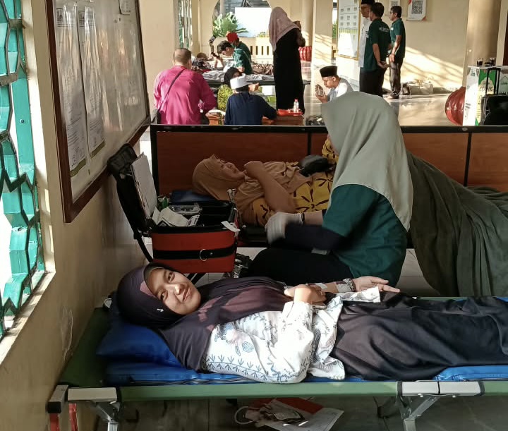 DONOR DARAH. Warga sedang mendonorkan darahnya, saat pihak DMI Kabupaten Pandeglang meluncurkan KDDM, di Masjid Agung Ar-Rahman Pandeglang, Sabtu (24/10/). (ISTIMEWA)