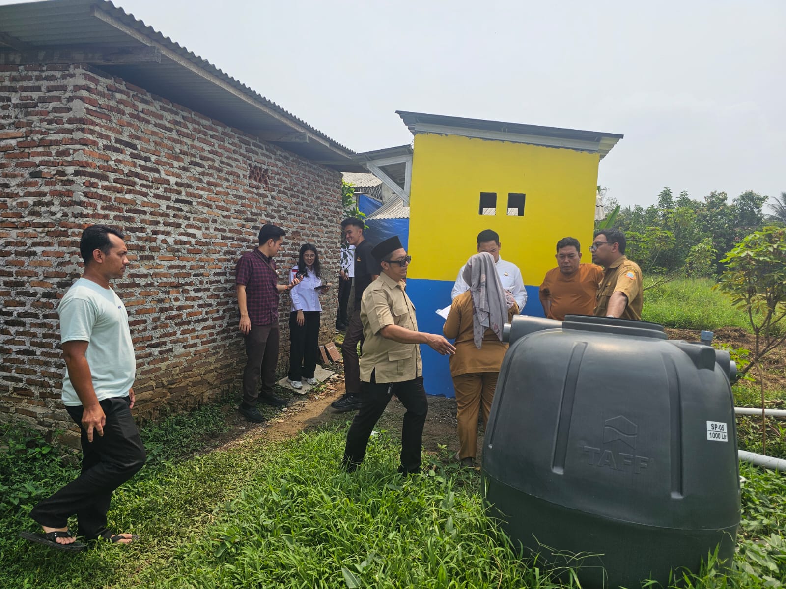DPUPR bersama Kejaksaan Negeri (Kejari) Lebak melakukan monitoring pembangunan fasilitas sanitasi berupa kamar mandi dan tangki septik di sejumlah desa di Kabupaten Lebak, Selasa (20/10/2026).(Istimewa)