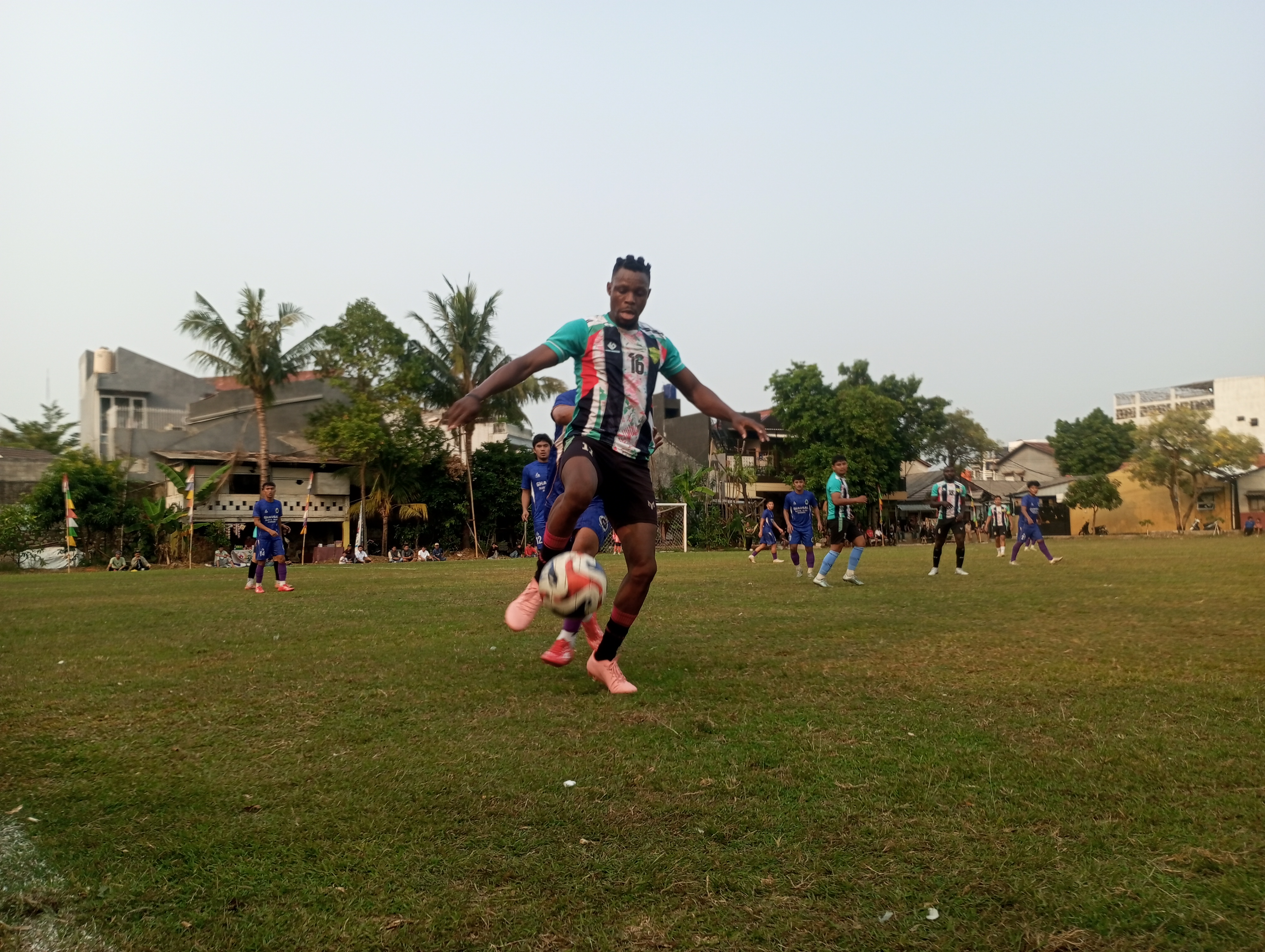 Pemain asing Wani FC berduel dengan pemain lokal Eros Ghausal FC, Senin (05/10/2026) sore.(tangselpos.id).