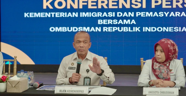 Irjen Kementerian Imipas Komjen Pol. Rudi Setiawan (kiri) dan Anggota Ombudsman Syafrida R Rasahan dalam konferensi pers di Kantor Kementerian Imipas, Jakarta, Senin (5/10/2026). Foto: Ist
